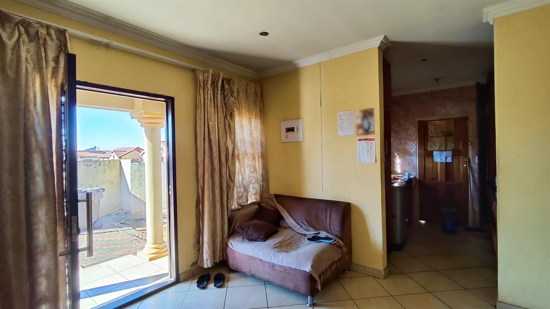 Lounges - 14 square meters of property in Roodekop