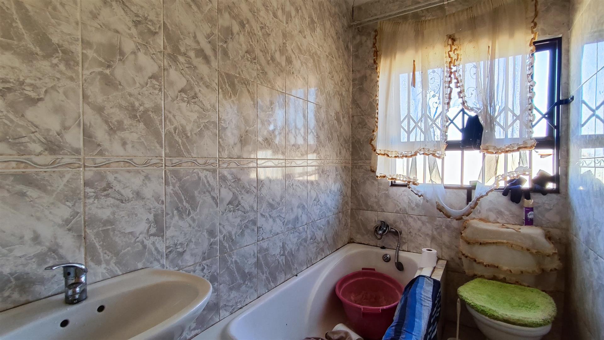 Bathroom 1 - 4 square meters of property in Roodekop