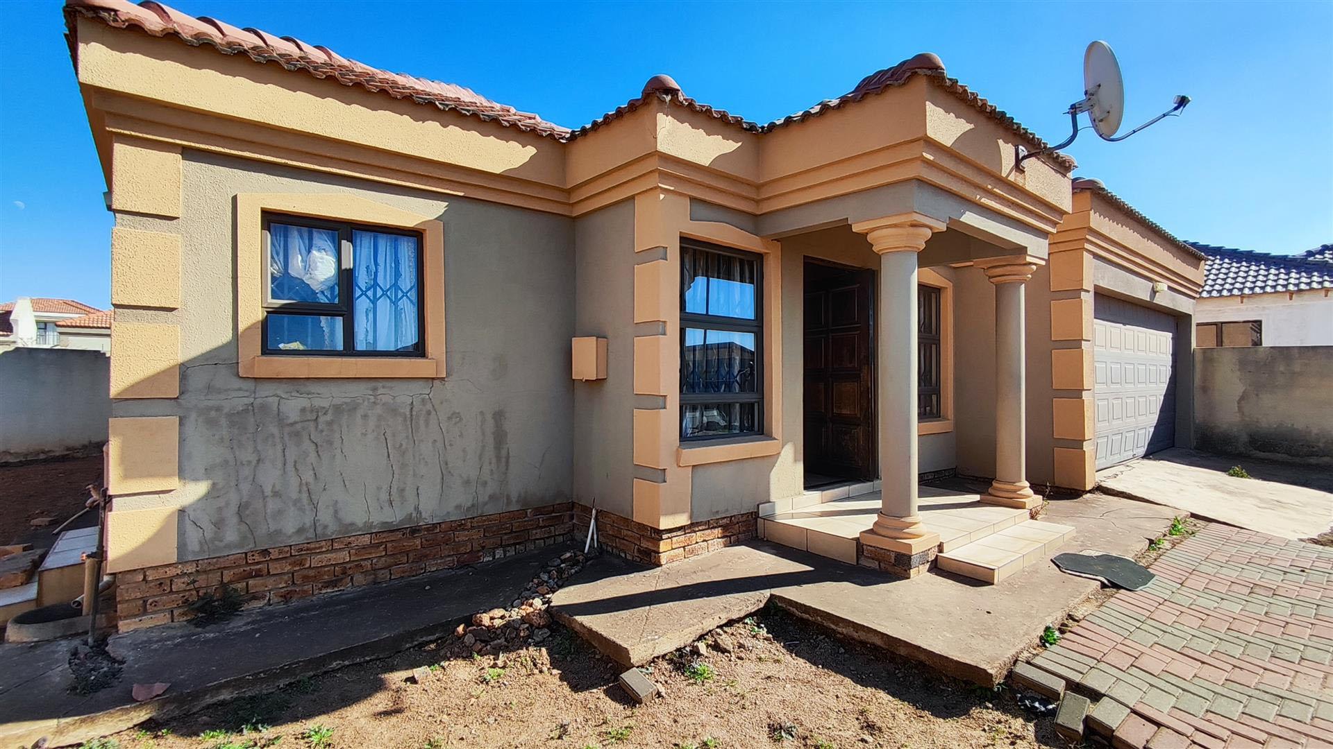 Front View of property in Roodekop