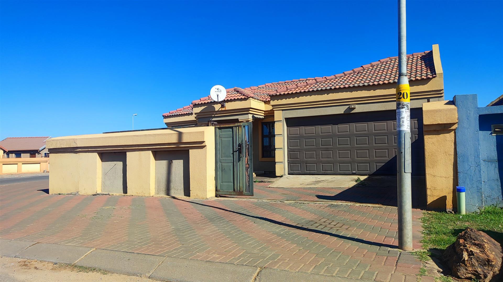 Front View of property in Roodekop