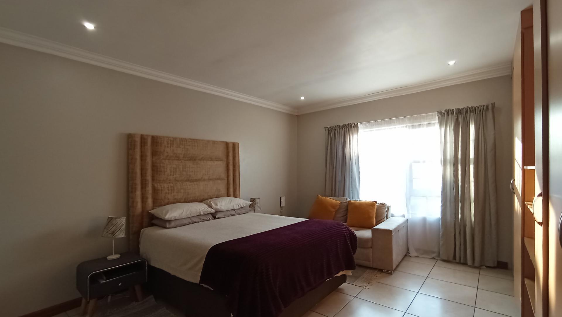 Main Bedroom - 19 square meters of property in Rua Vista