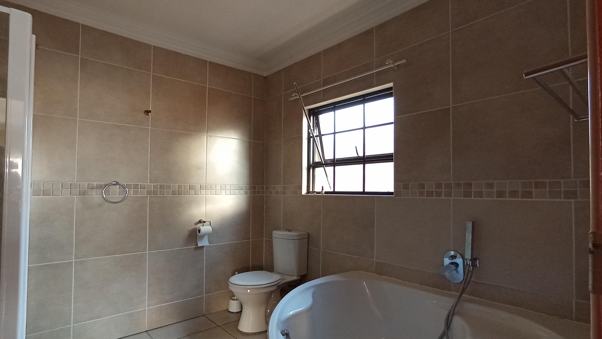 Main Bathroom - 9 square meters of property in Rua Vista