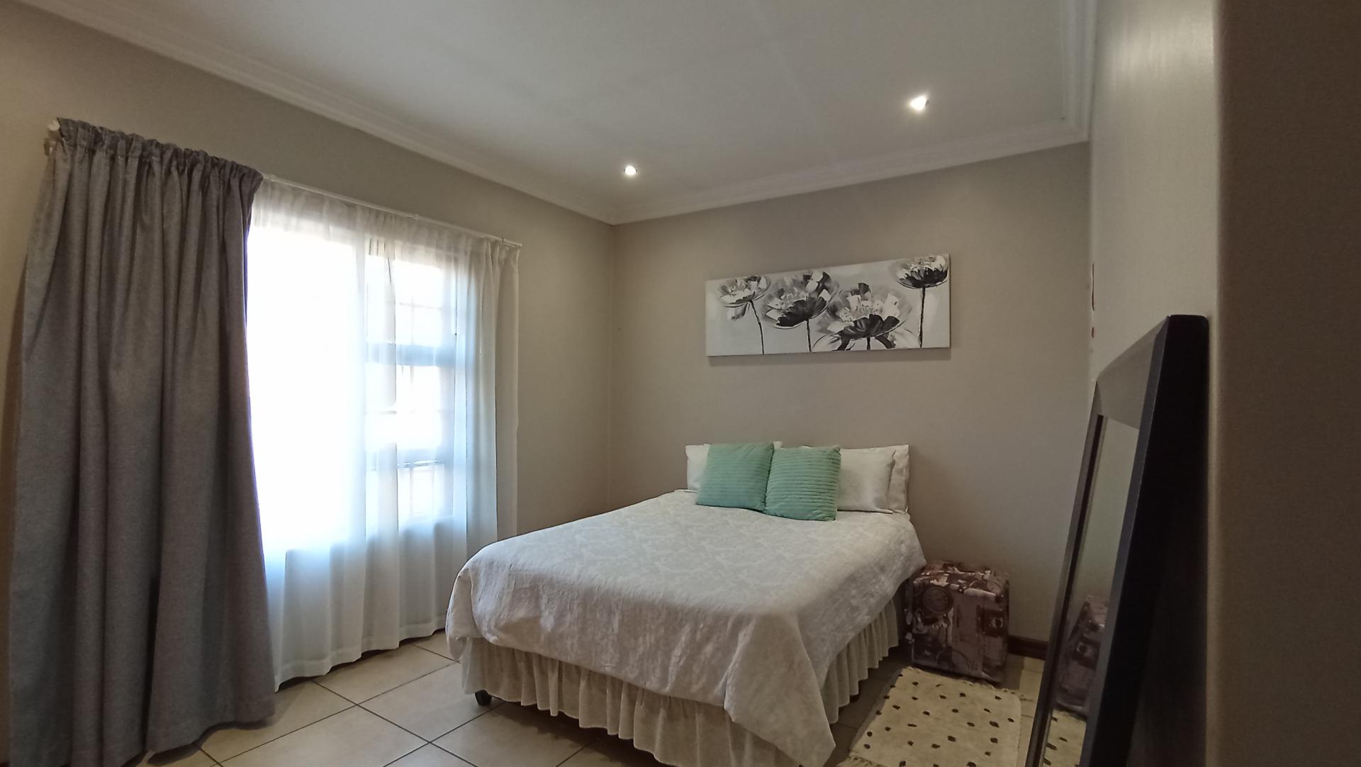 Bed Room 1 - 15 square meters of property in Rua Vista