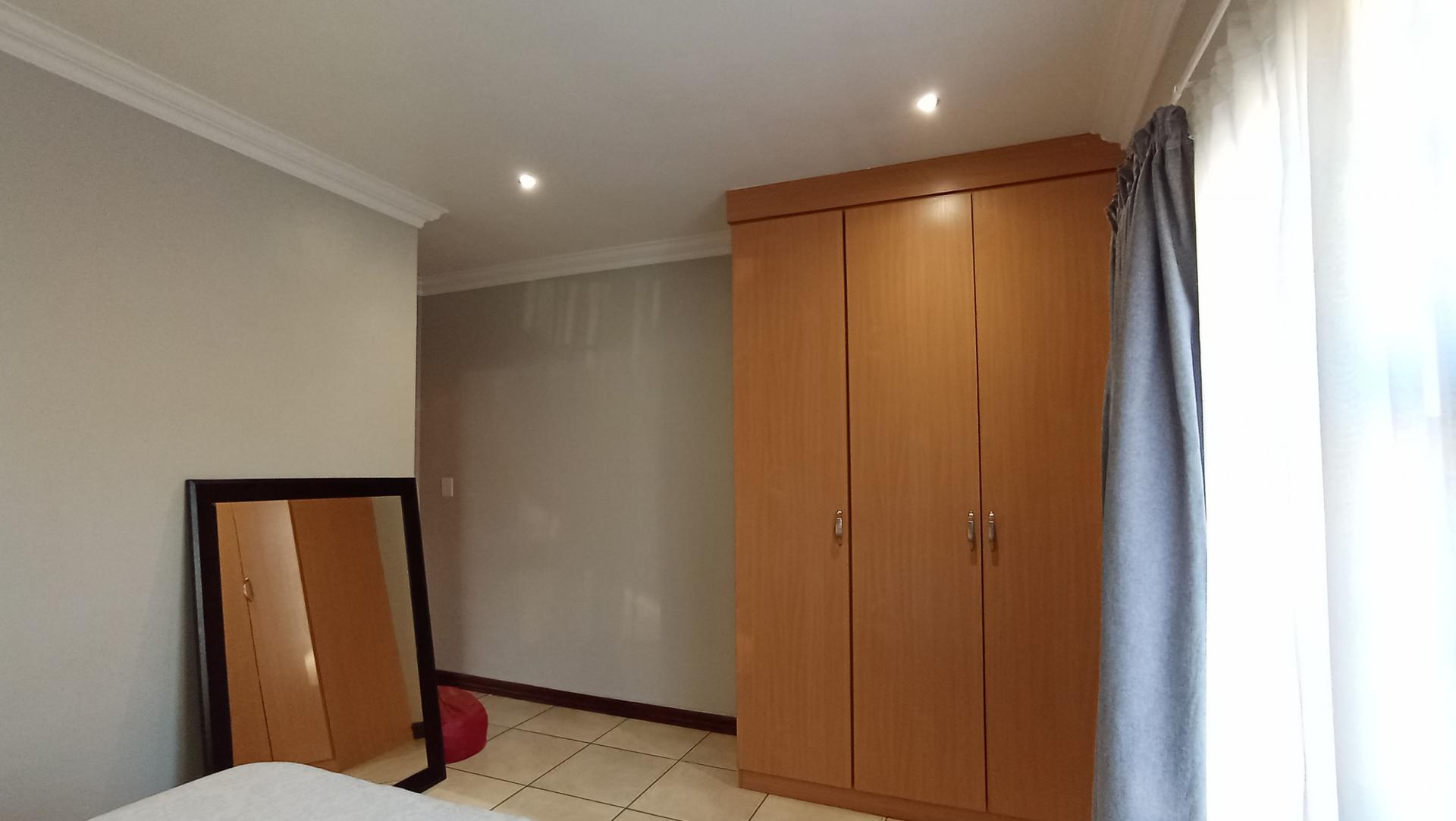 Bed Room 1 - 15 square meters of property in Rua Vista