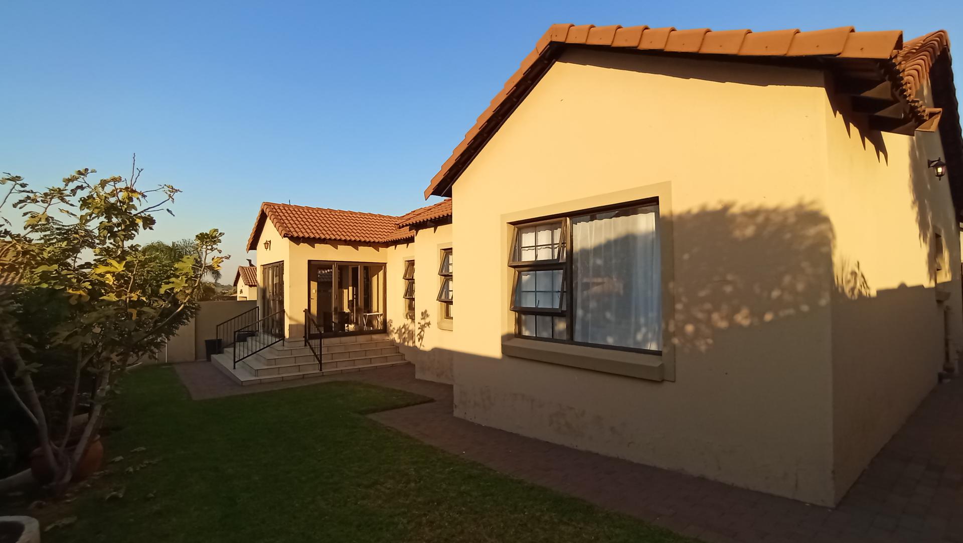 Backyard of property in Rua Vista