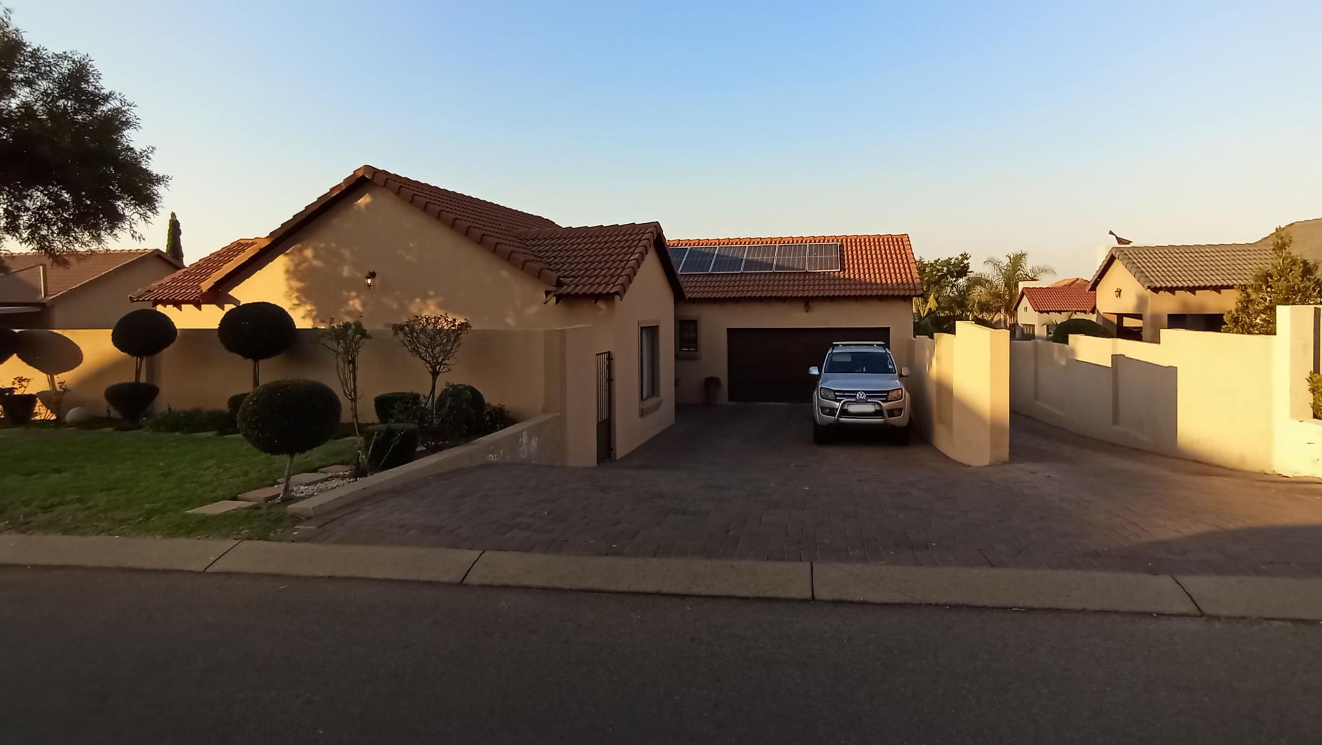 Front View of property in Rua Vista