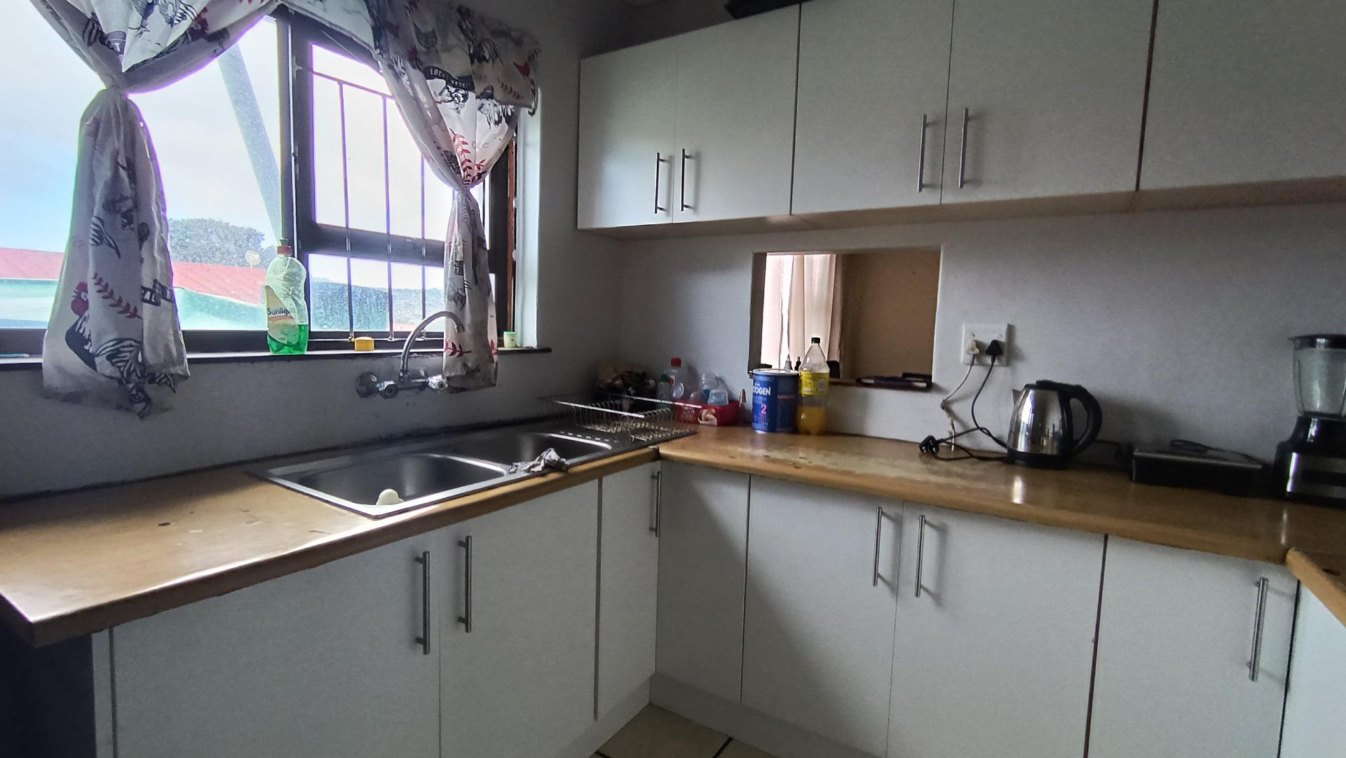 Kitchen - 13 square meters of property in Grabouw
