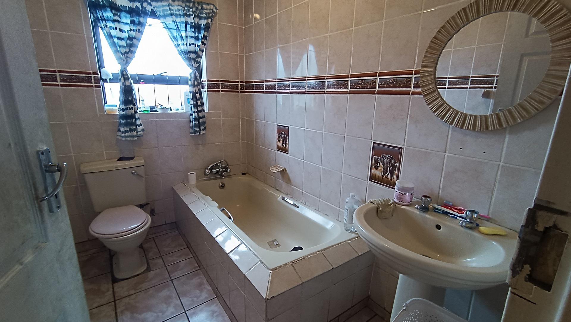 Bathroom 1 - 5 square meters of property in Grabouw