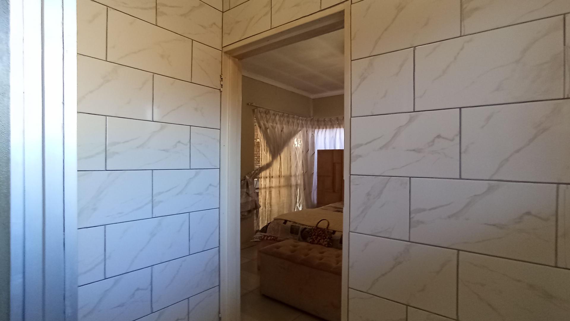 Main Bathroom - 6 square meters of property in Sinoville