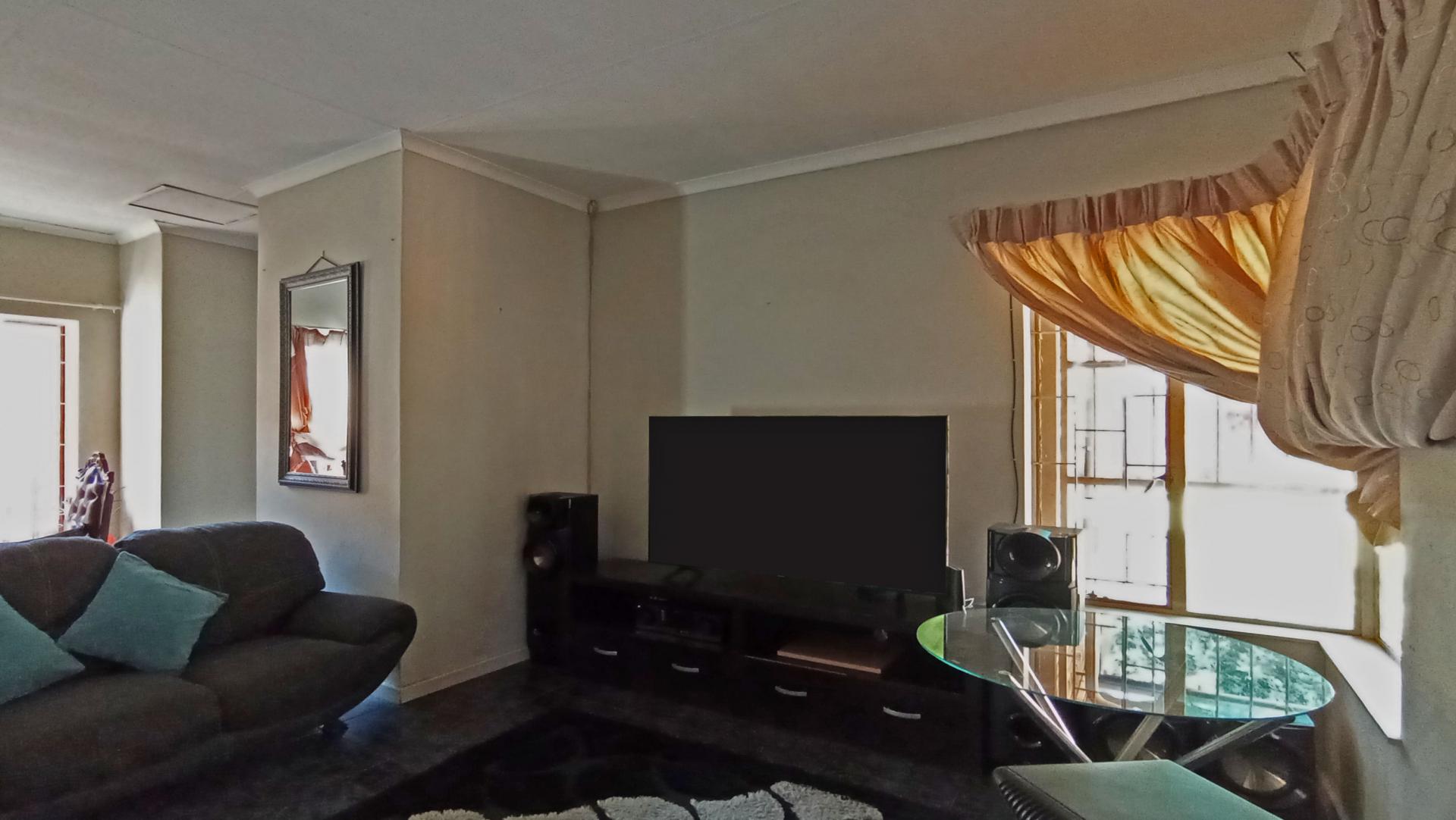 Lounges - 20 square meters of property in Sinoville