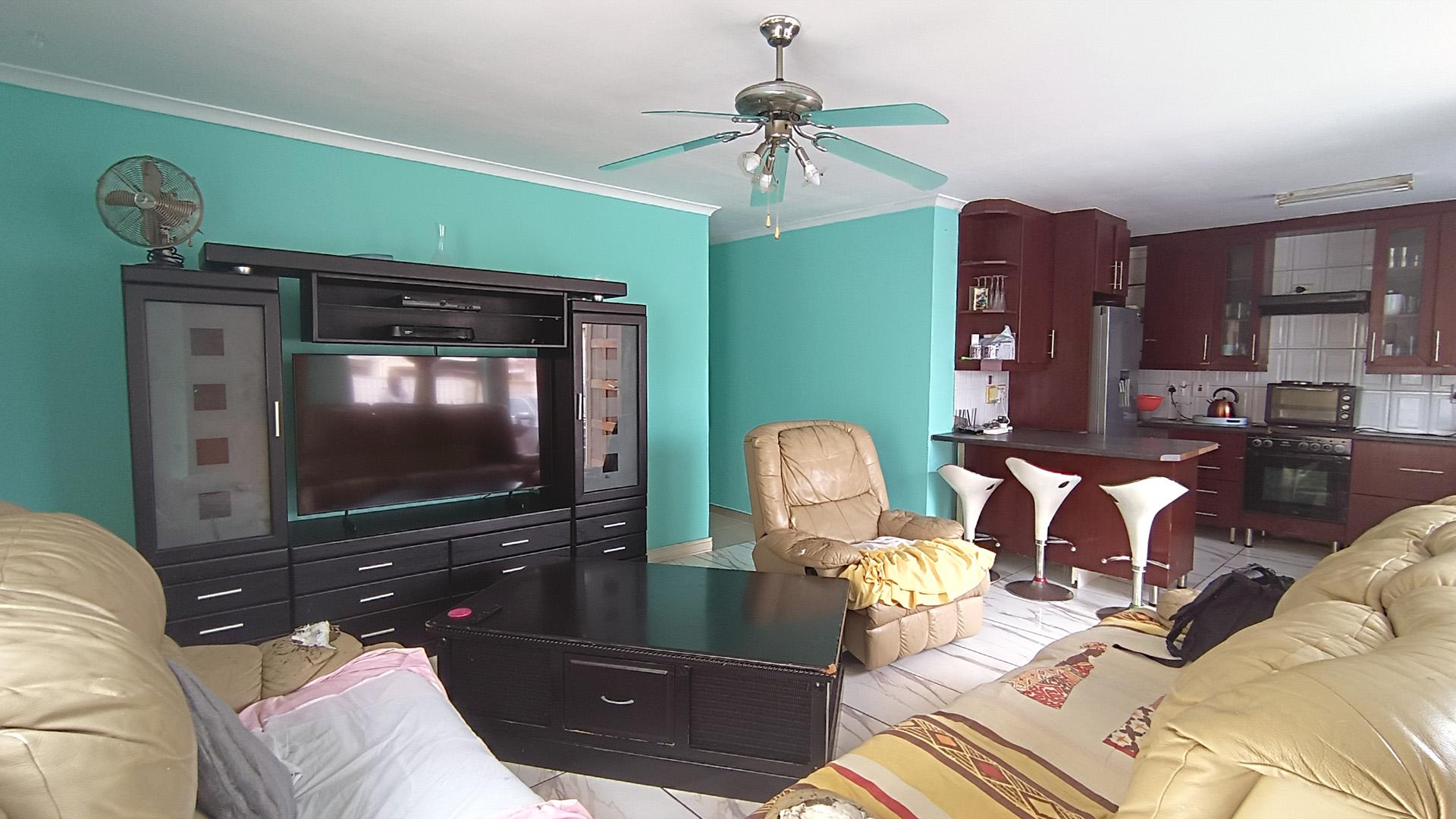 Lounges - 24 square meters of property in Parklands