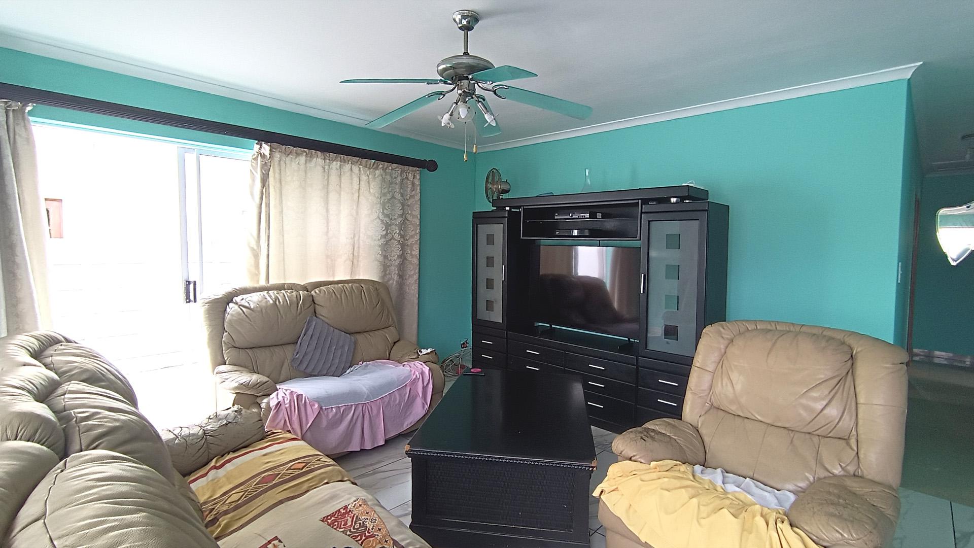 Lounges - 24 square meters of property in Parklands