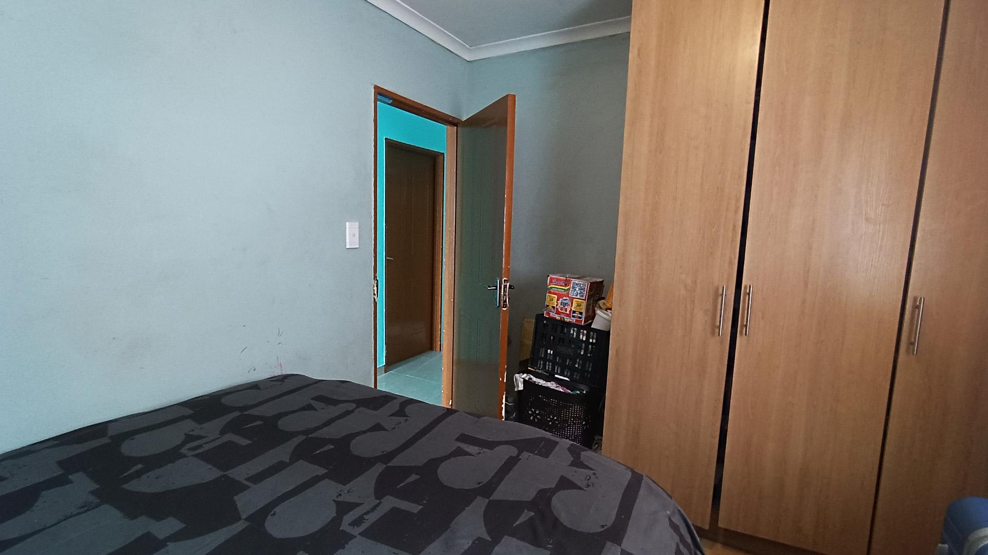 Bed Room 1 - 11 square meters of property in Parklands