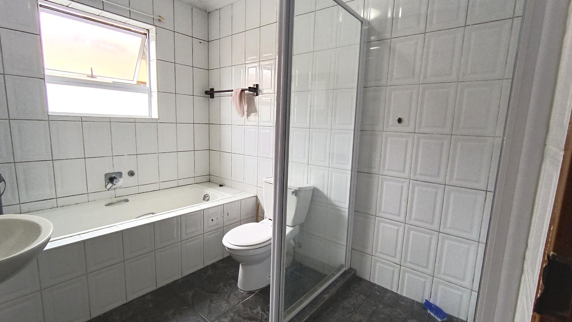 Bathroom 1 - 7 square meters of property in Parklands