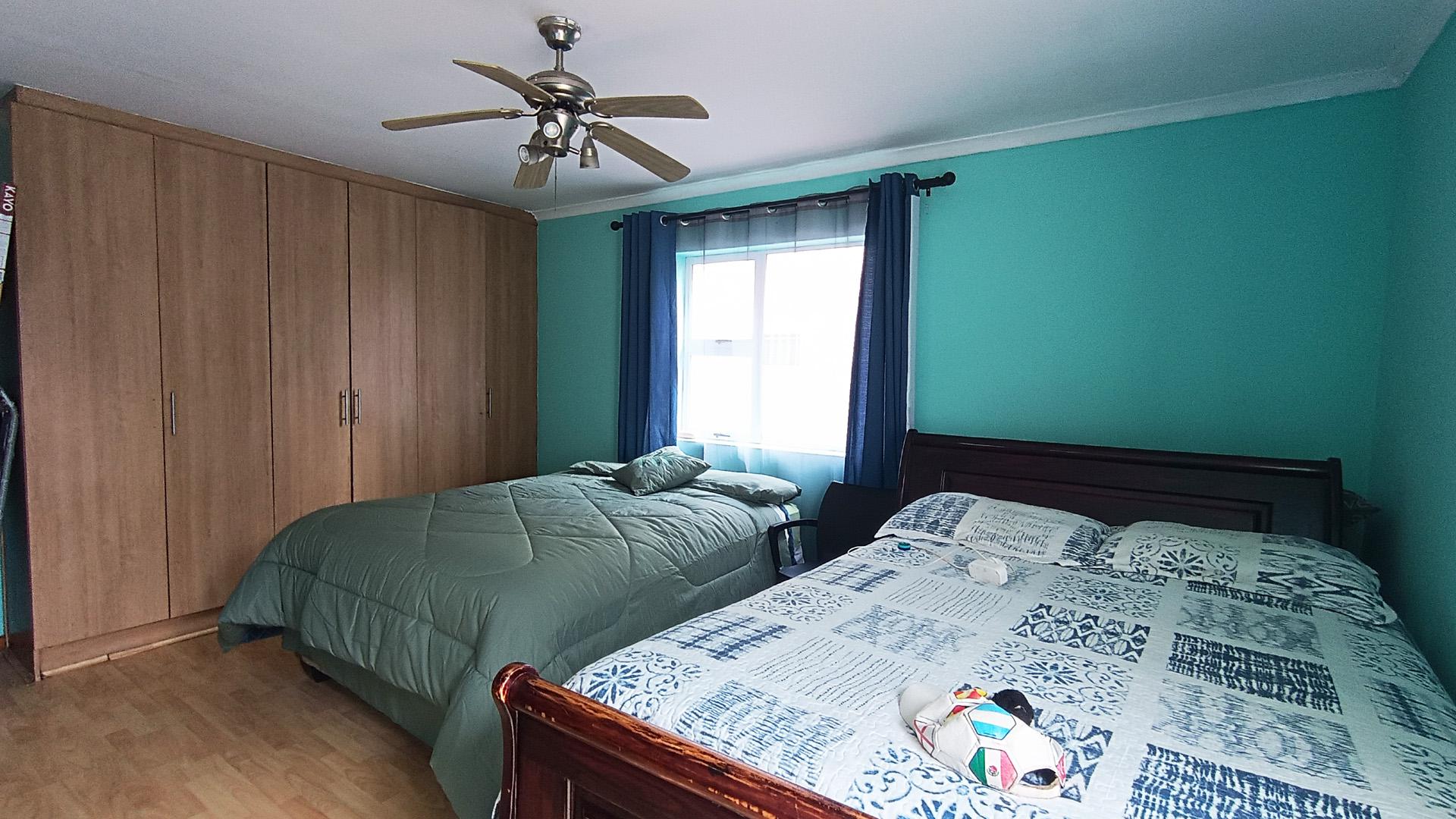 Main Bedroom - 21 square meters of property in Parklands