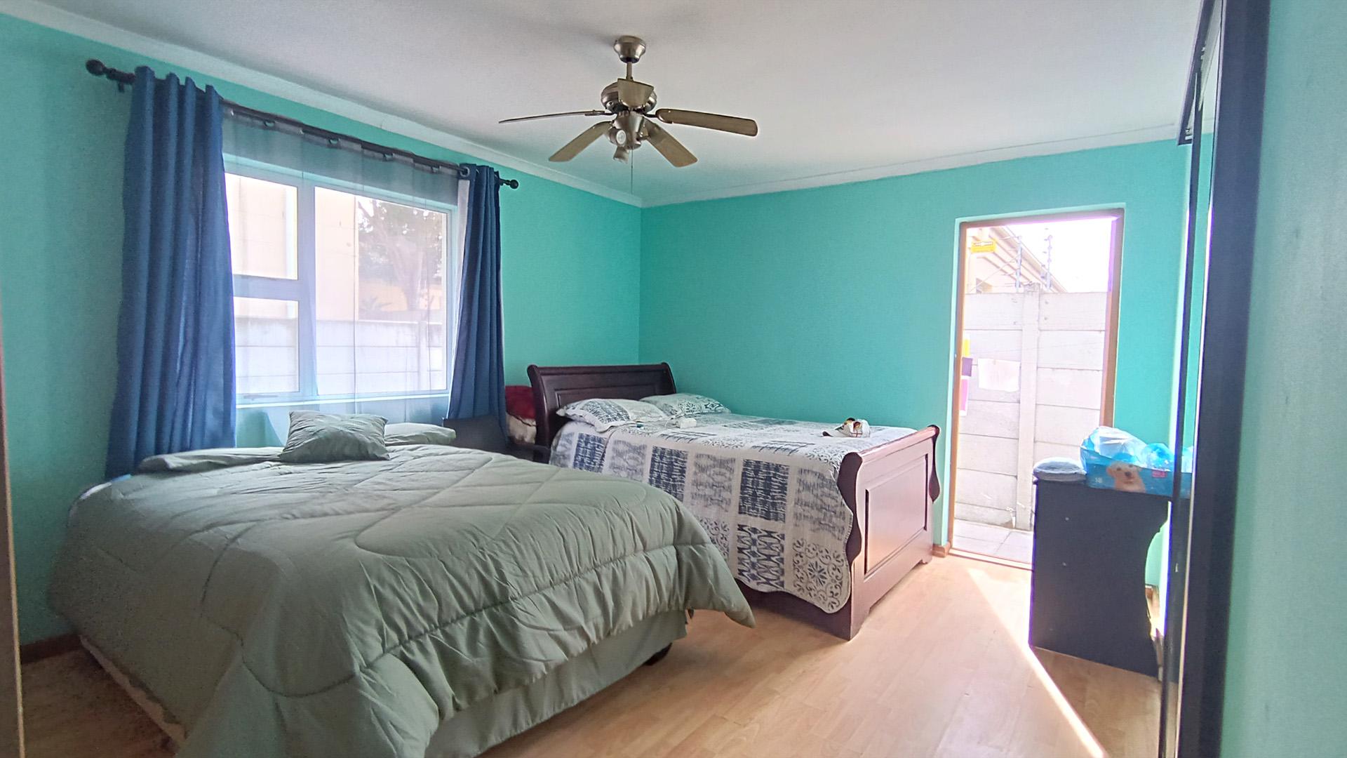 Main Bedroom - 21 square meters of property in Parklands