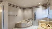Main Bathroom - 13 square meters of property in Morehill