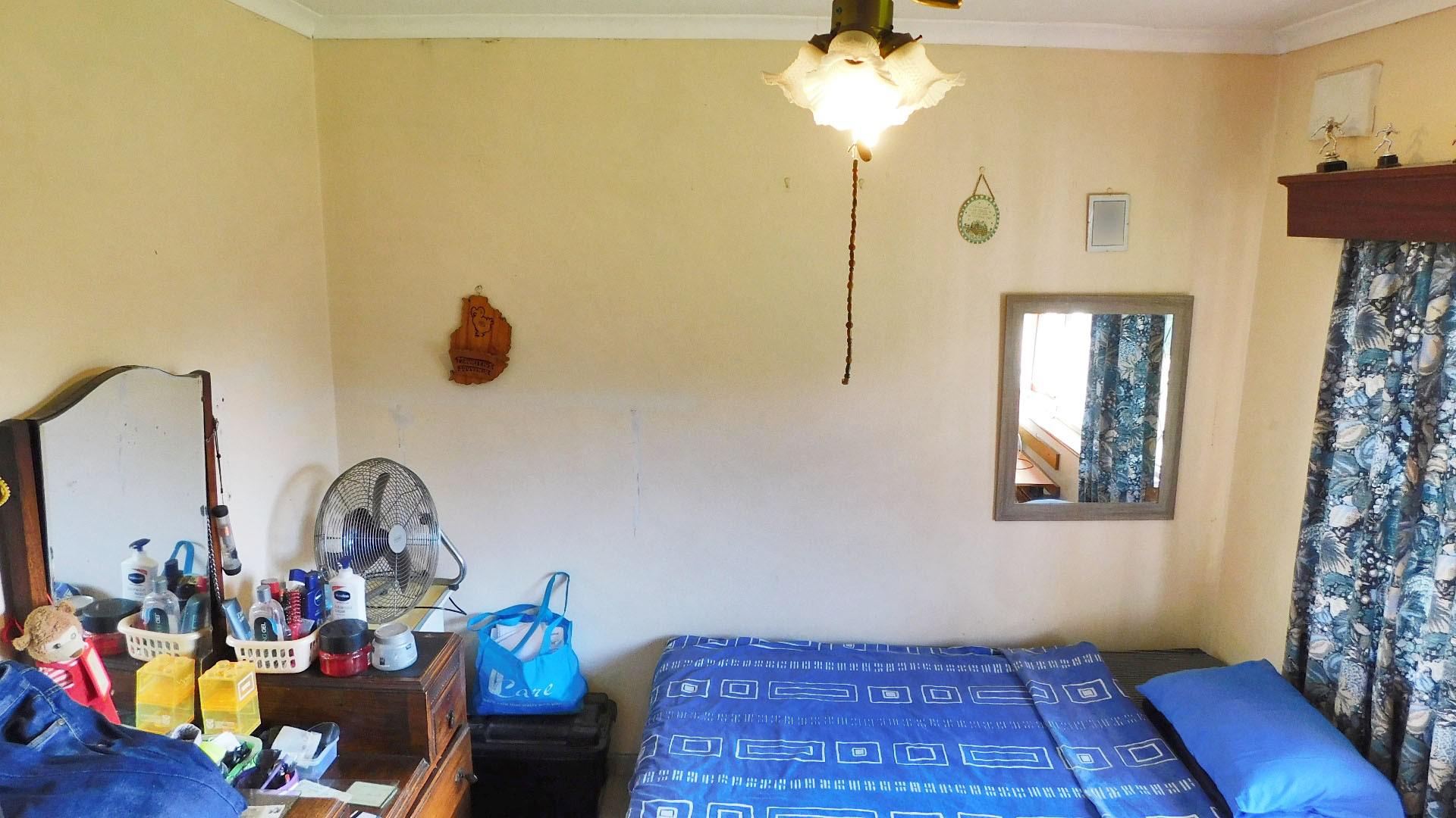 Bed Room 1 - 24 square meters of property in Dawncrest