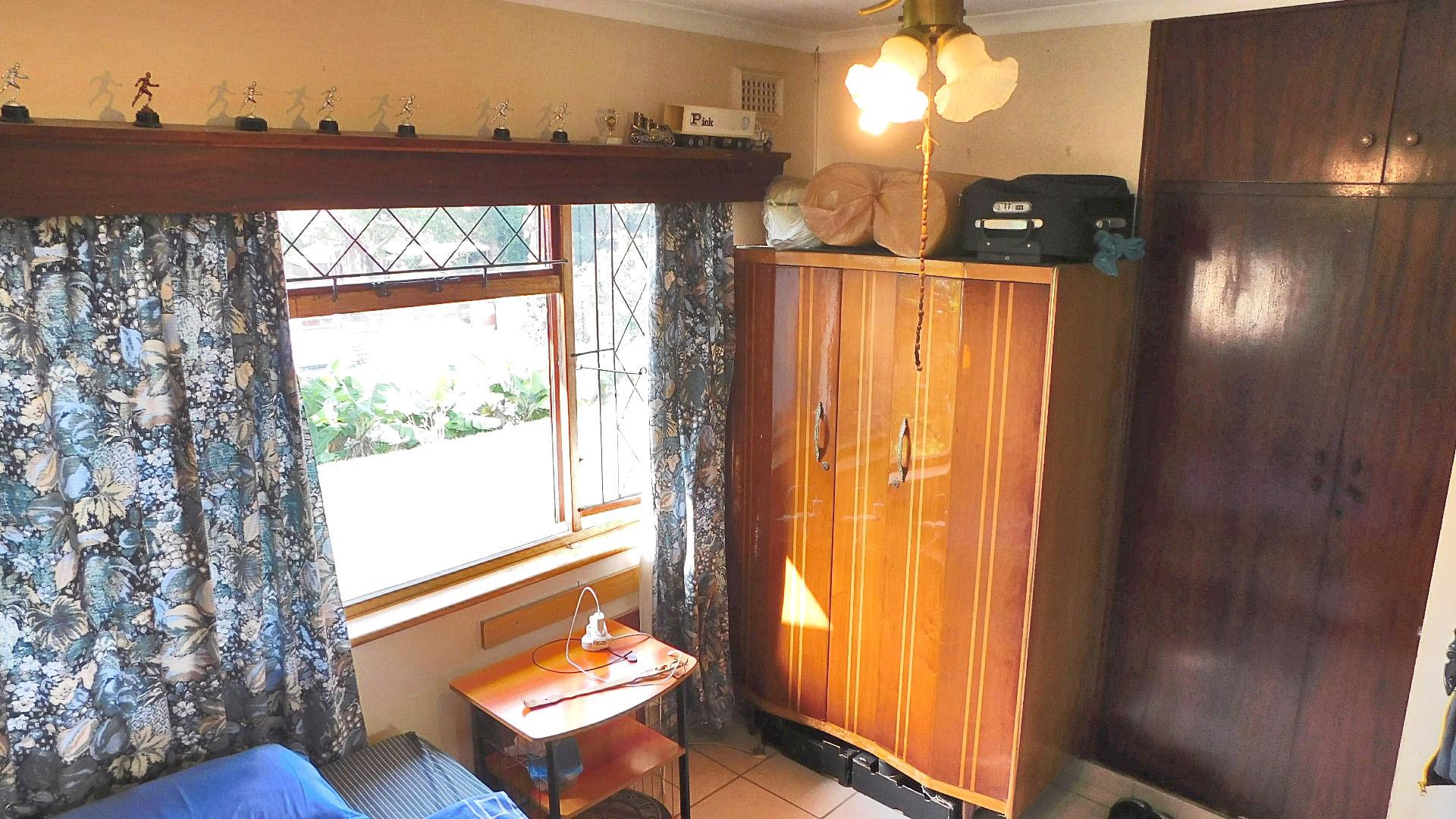 Bed Room 1 - 24 square meters of property in Dawncrest