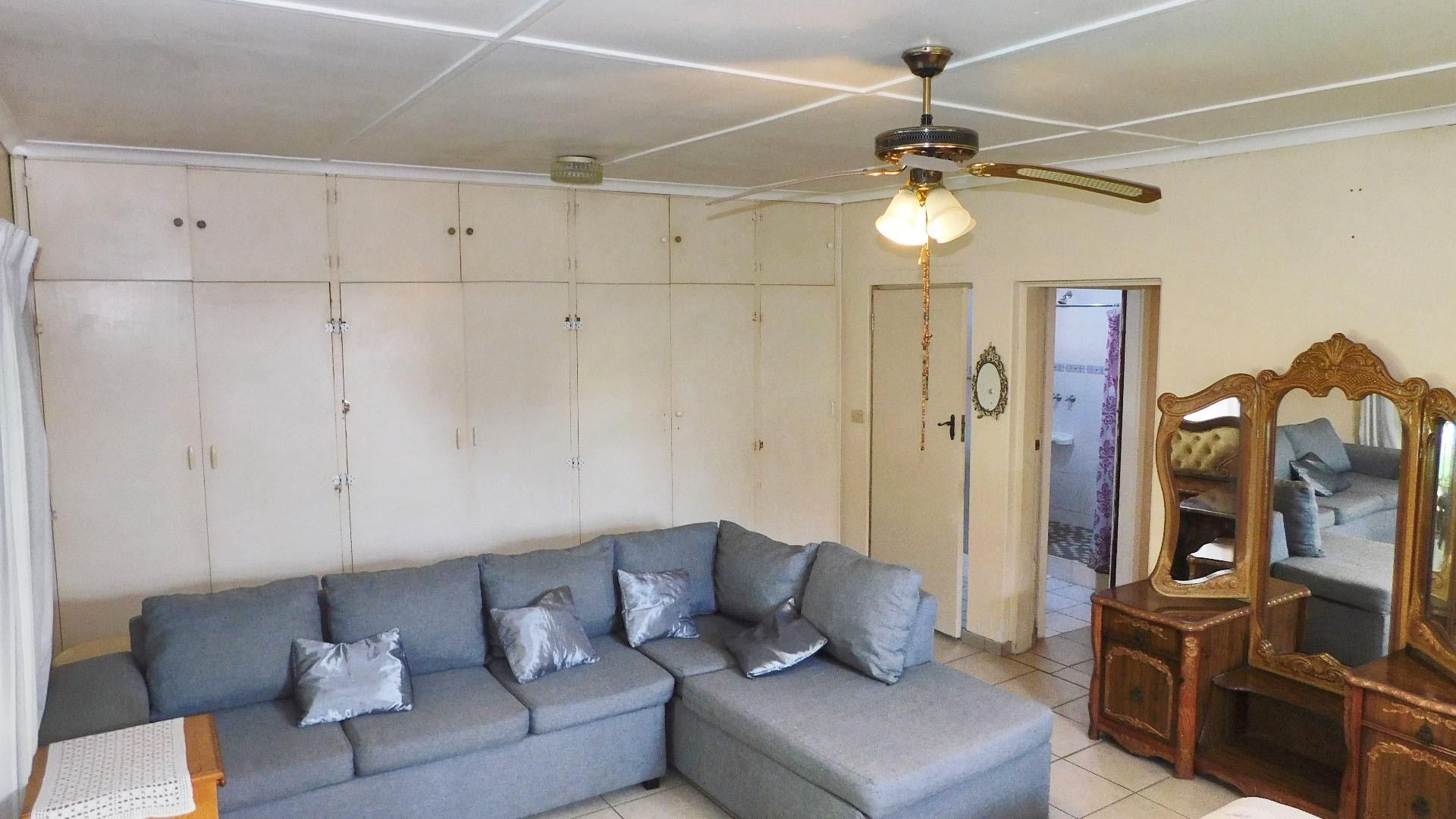 Main Bedroom - 34 square meters of property in Dawncrest