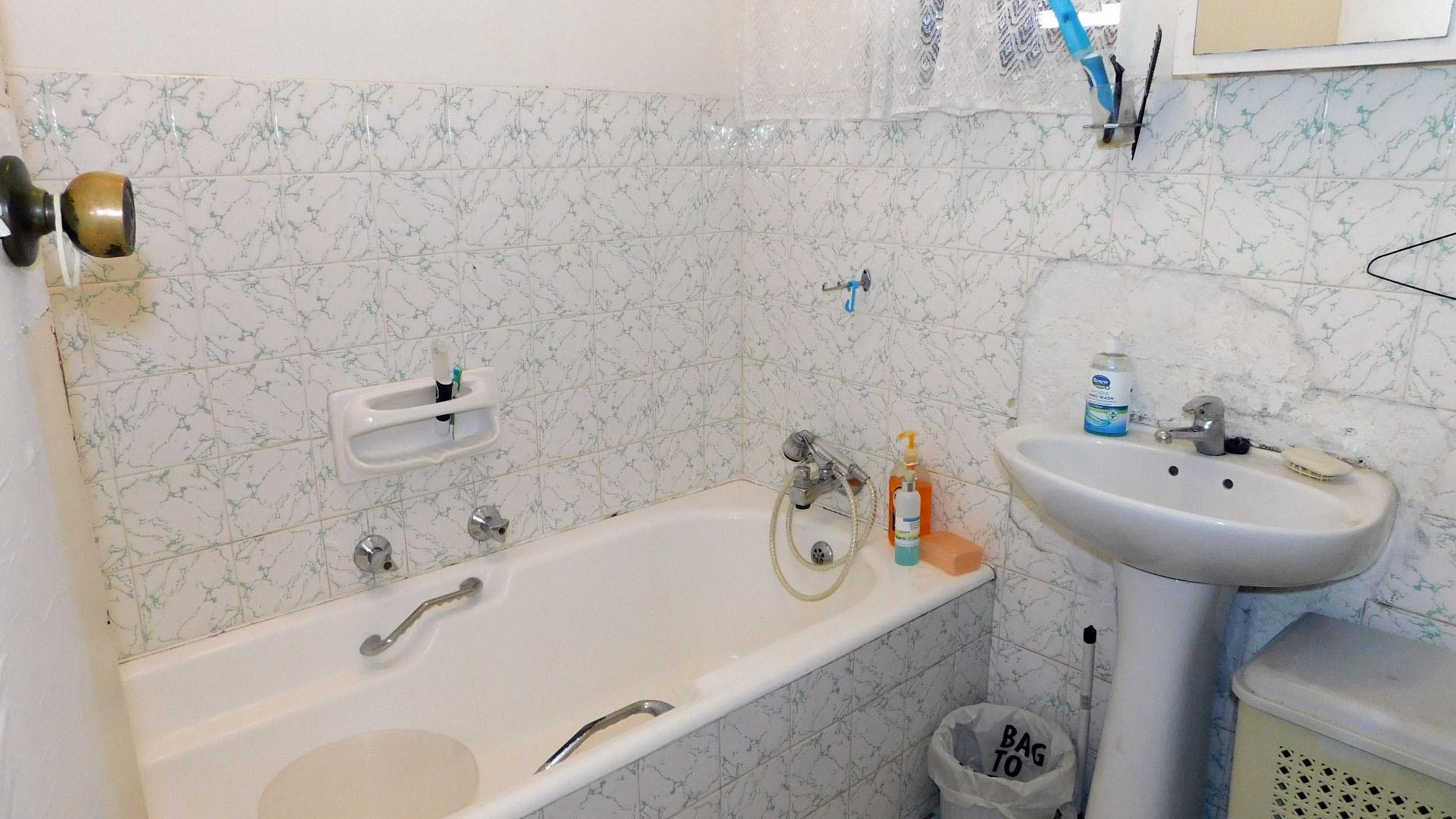Bathroom 2 - 11 square meters of property in Dawncrest