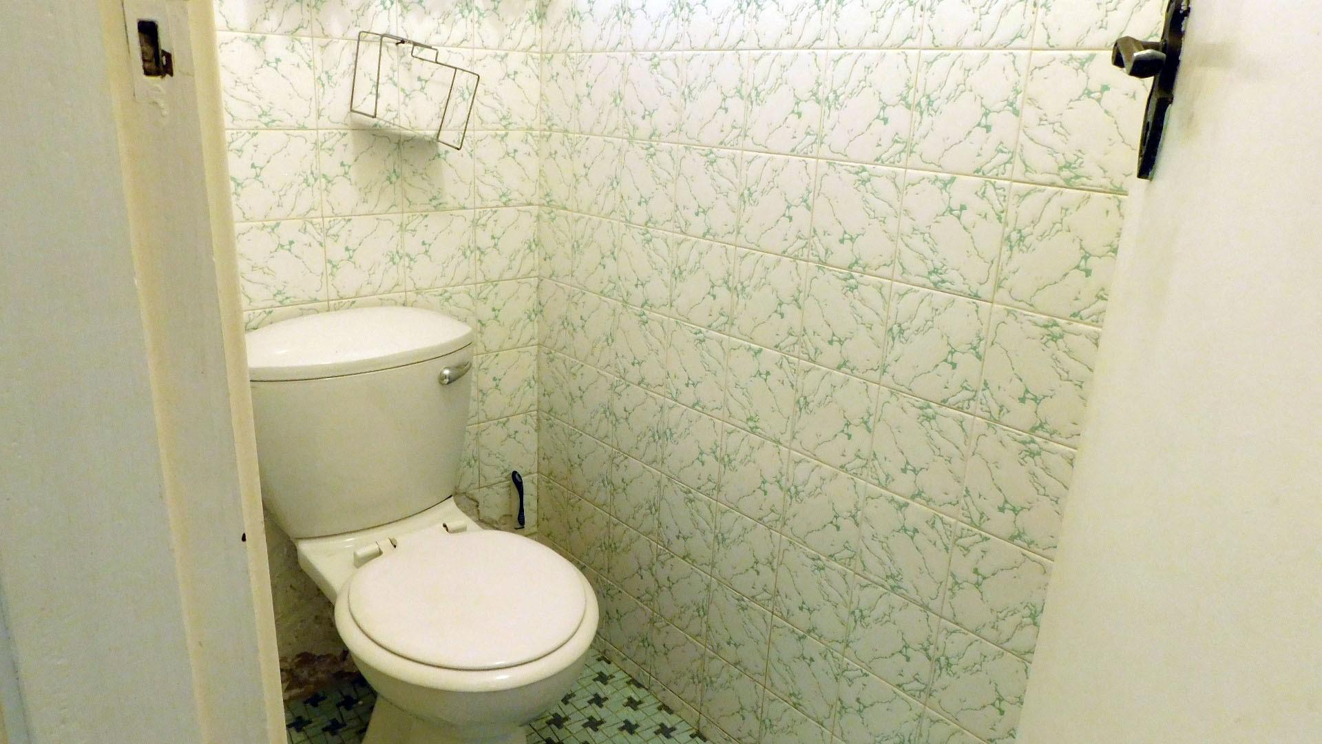 Bathroom 2 - 11 square meters of property in Dawncrest