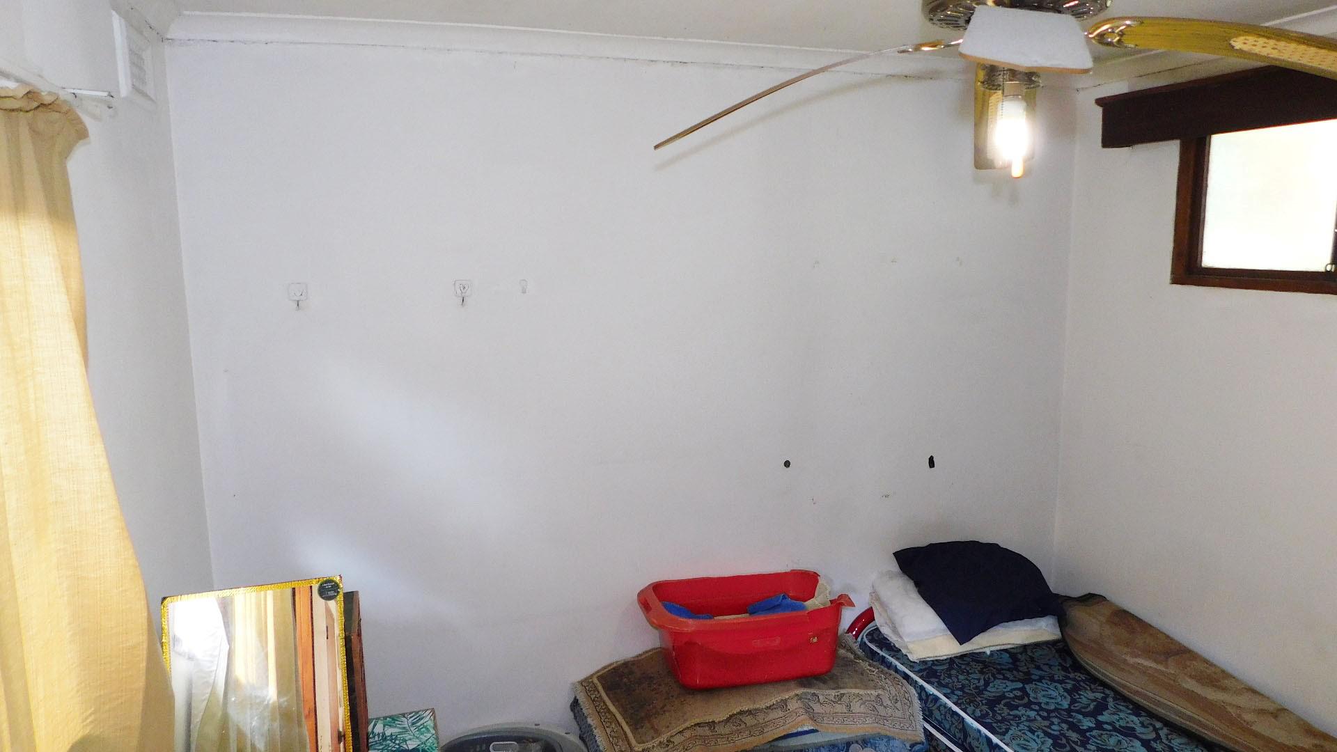 Bed Room 1 - 24 square meters of property in Dawncrest