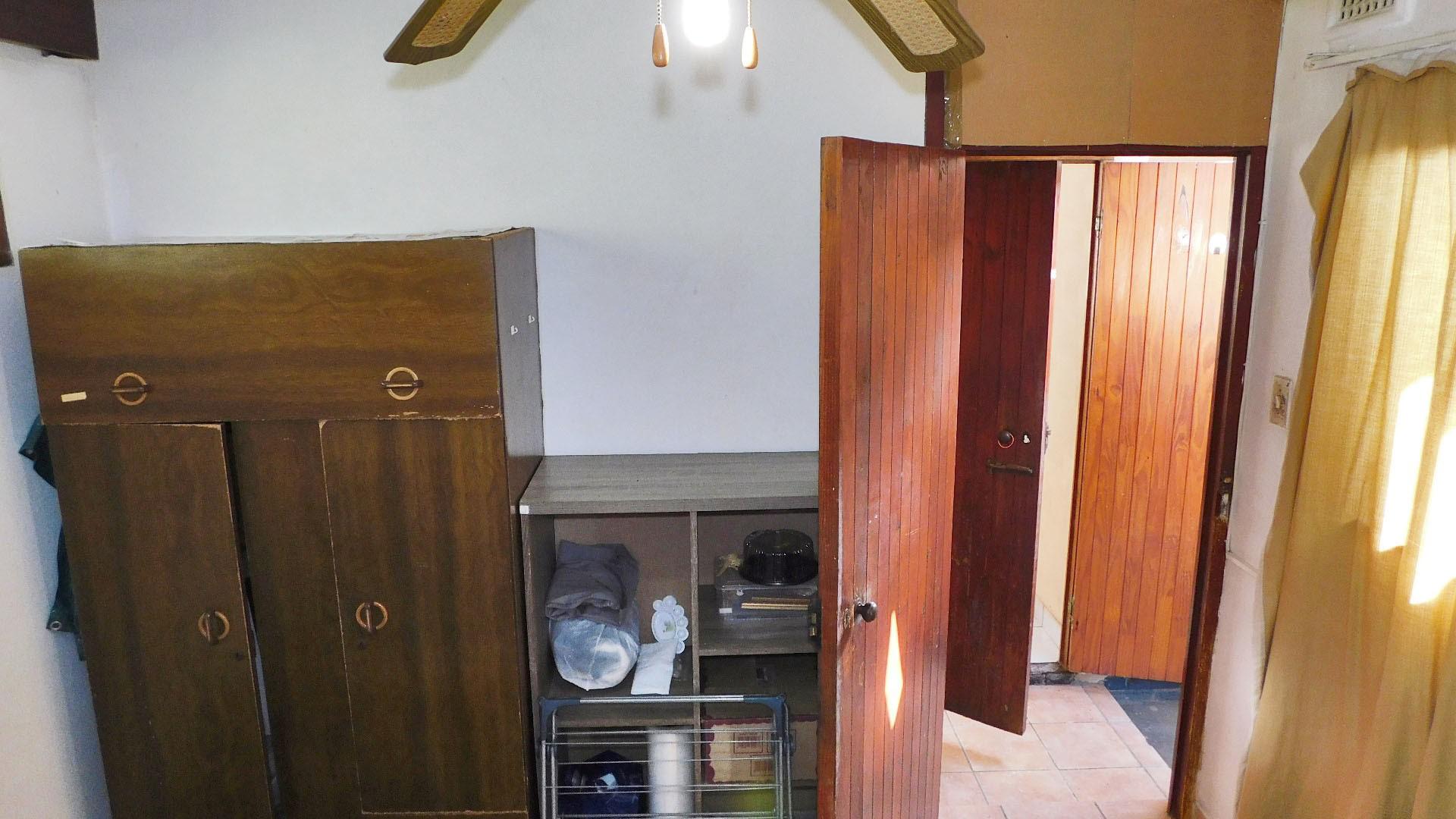 Bed Room 1 - 24 square meters of property in Dawncrest