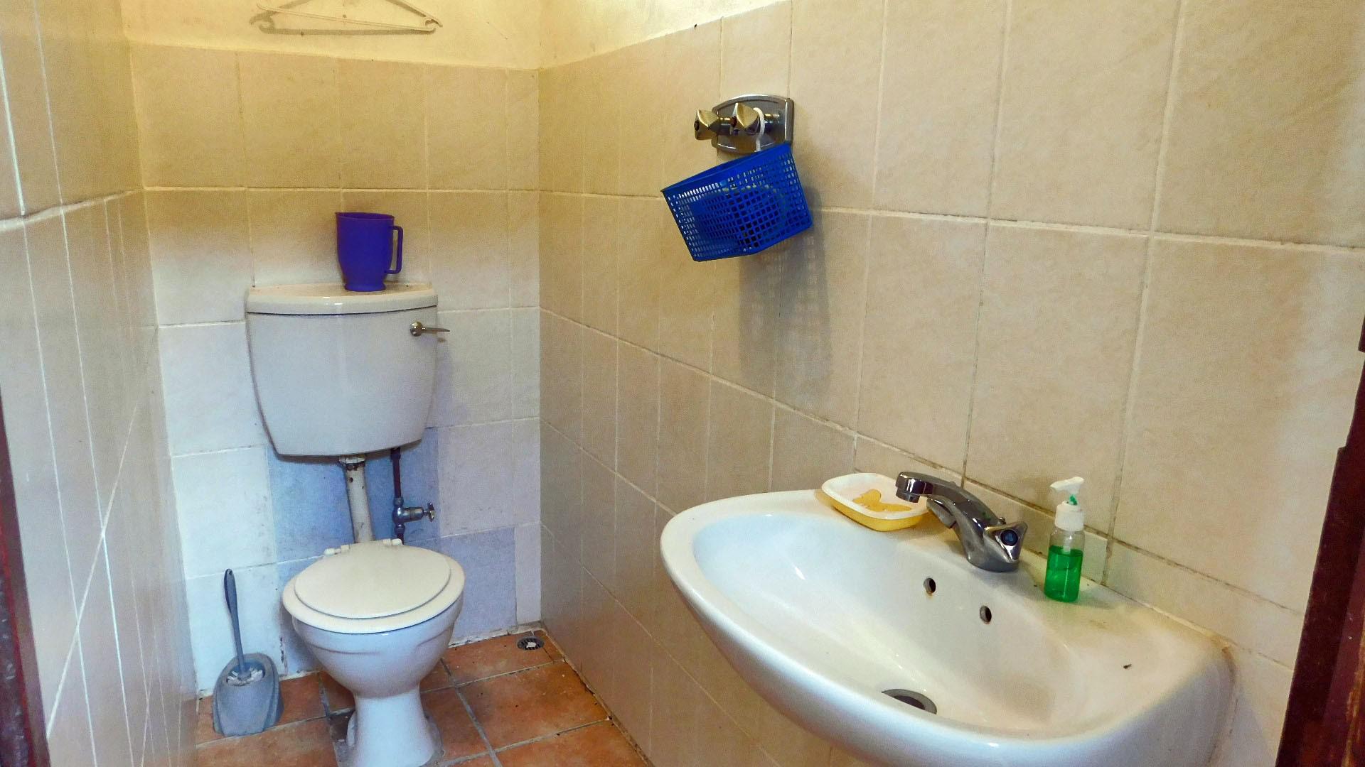 Bathroom 1 - 7 square meters of property in Dawncrest