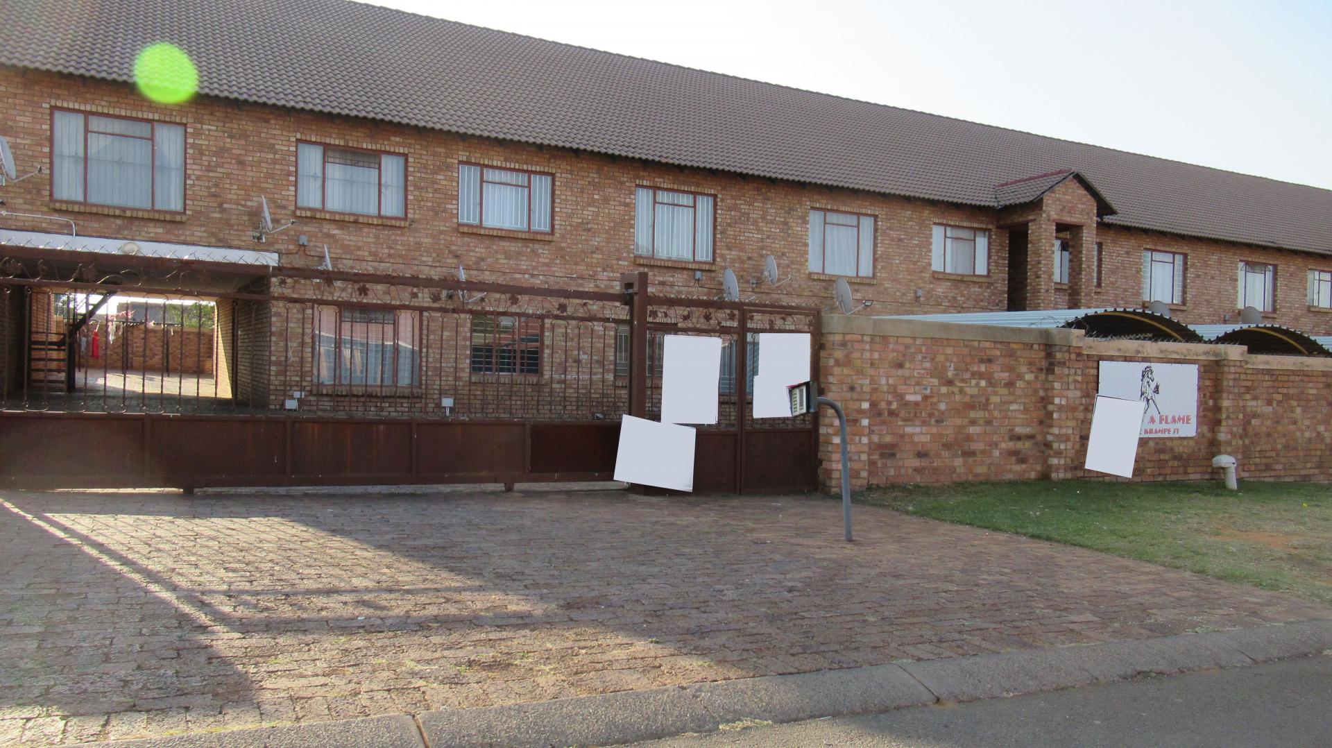 Front View of property in Greenhills