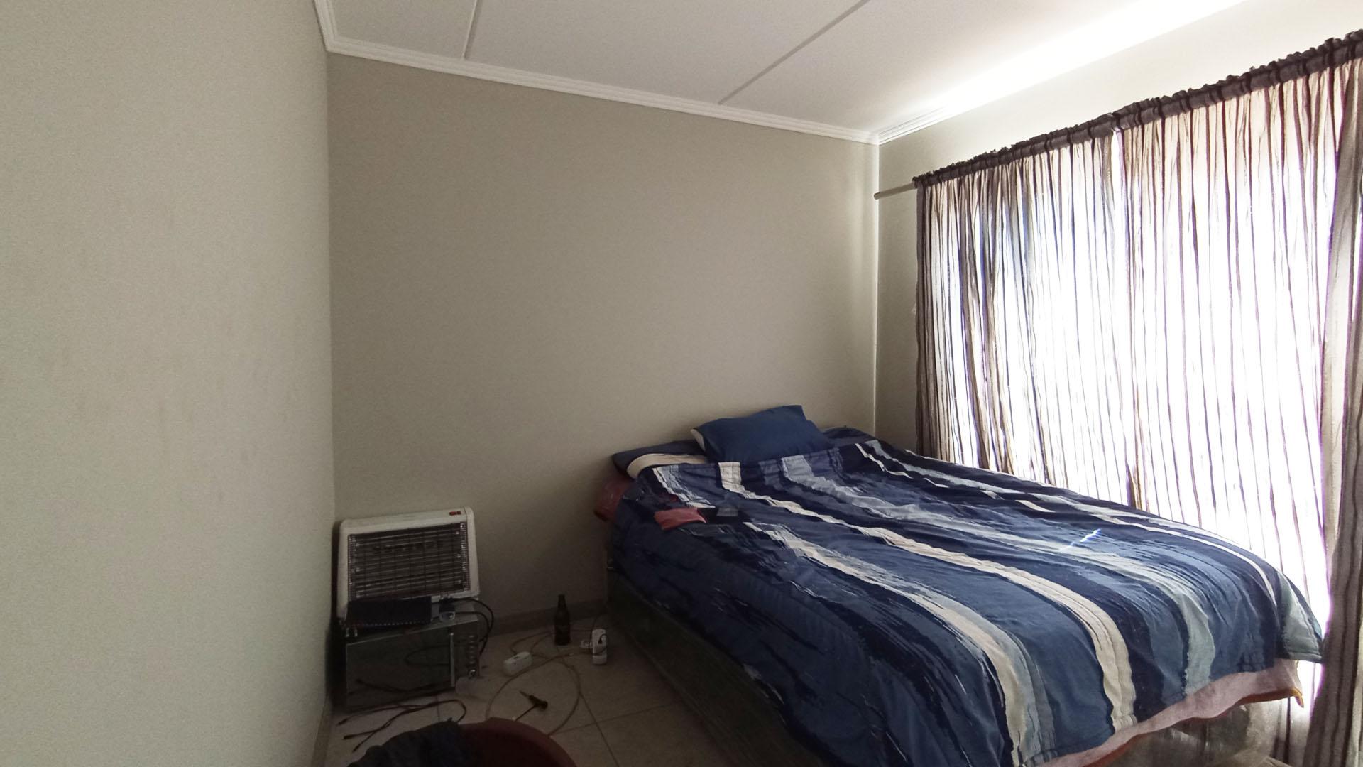 Bed Room 2 - 12 square meters of property in Rooihuiskraal North