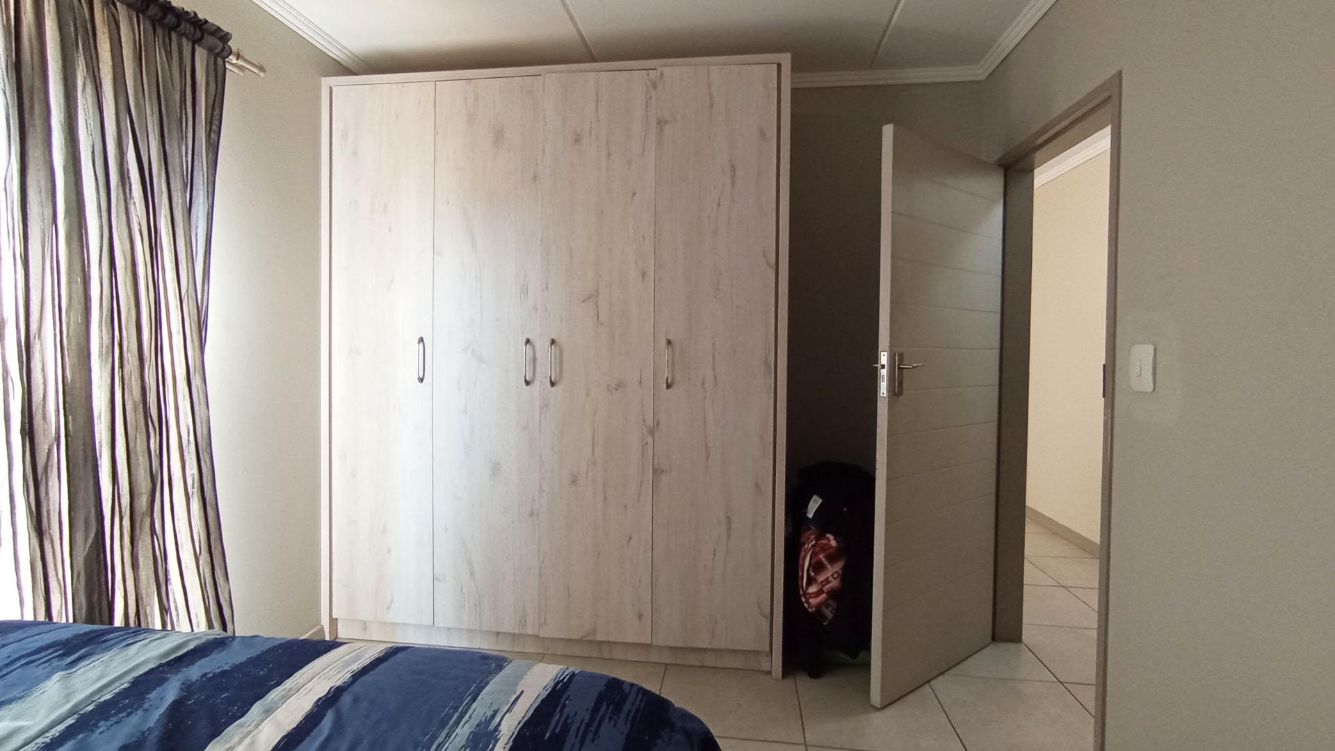 Bed Room 2 - 12 square meters of property in Rooihuiskraal North