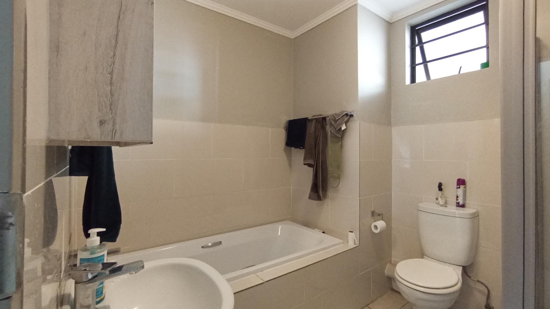Bathroom 1 - 6 square meters of property in Rooihuiskraal North