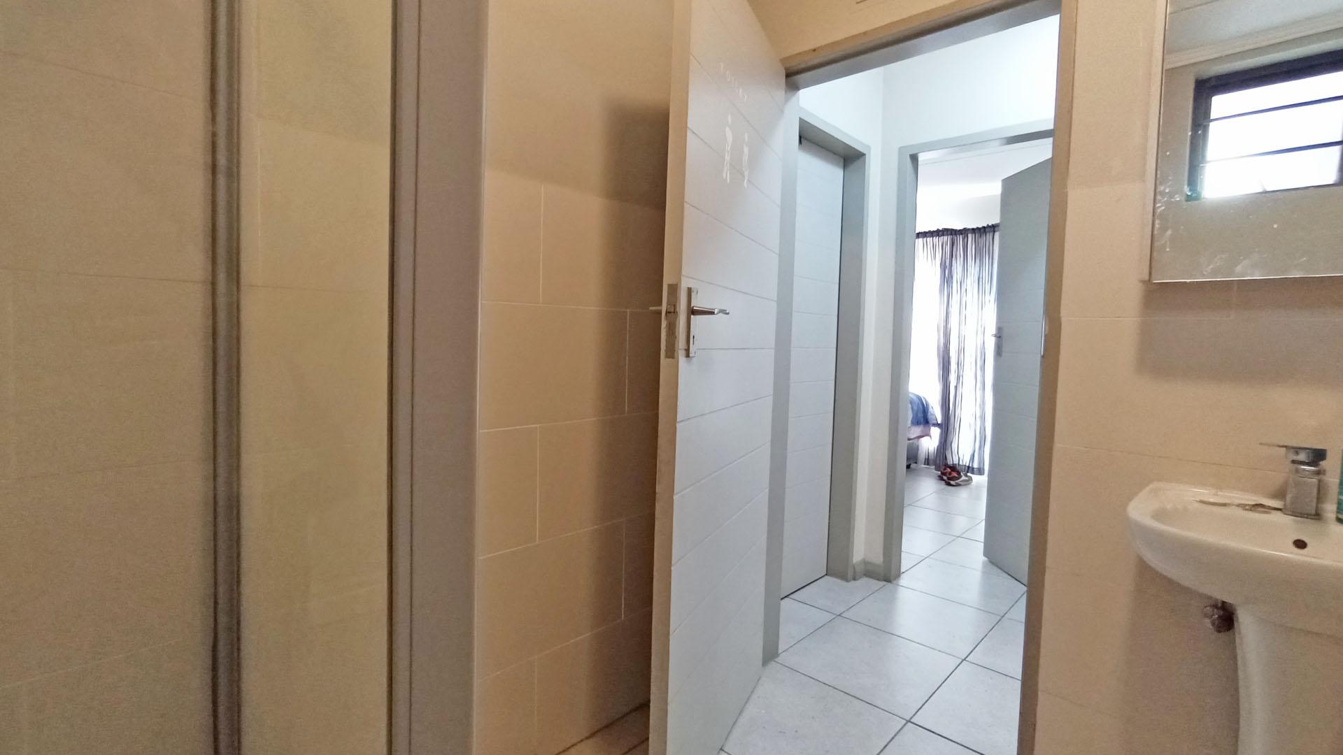 Bathroom 1 - 6 square meters of property in Rooihuiskraal North