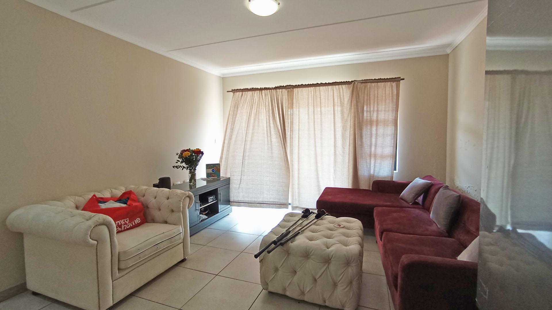 Lounges - 19 square meters of property in Rooihuiskraal North