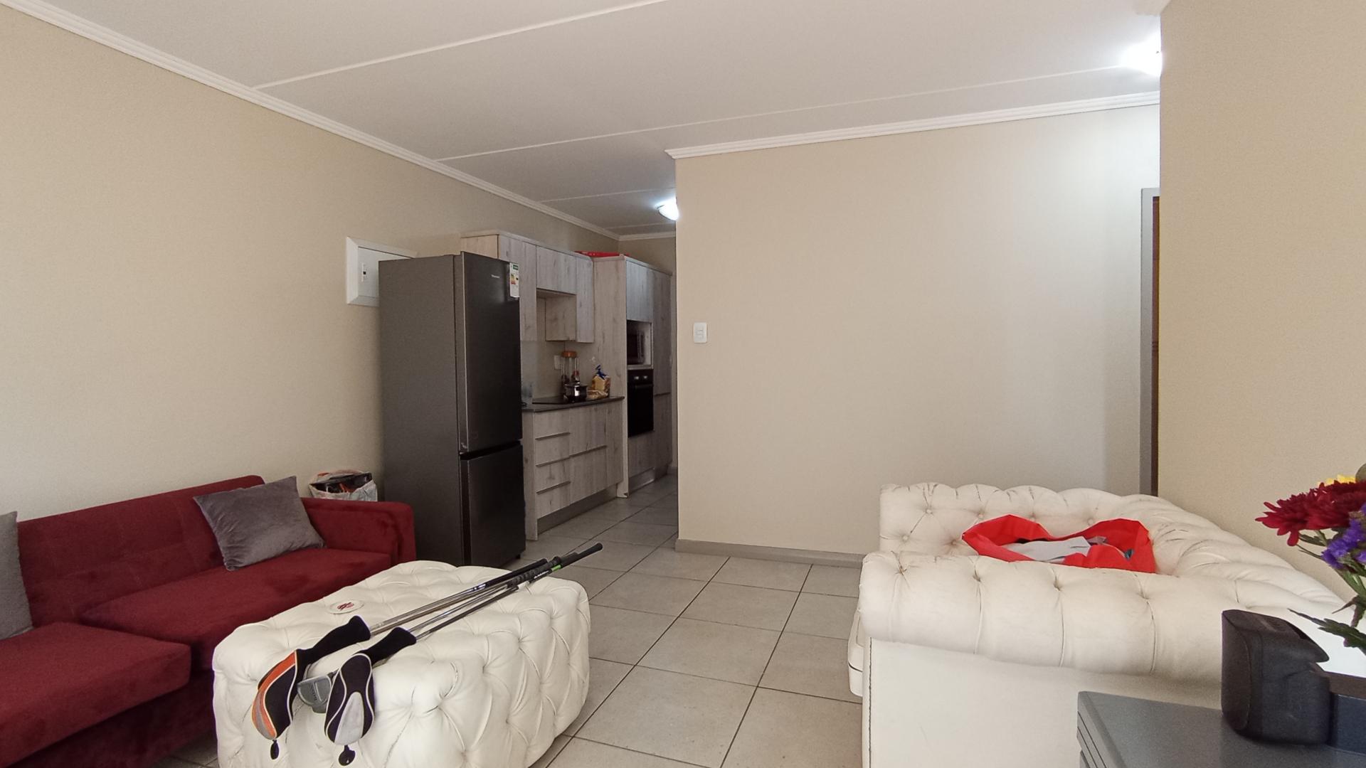 Lounges - 19 square meters of property in Rooihuiskraal North