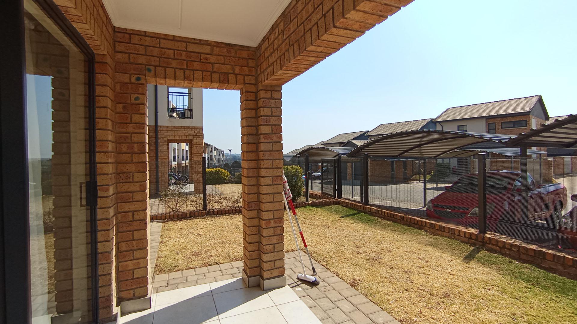 Patio - 6 square meters of property in Rooihuiskraal North