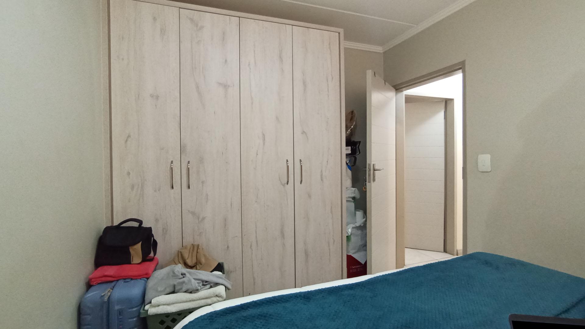 Bed Room 1 - 10 square meters of property in Rooihuiskraal North