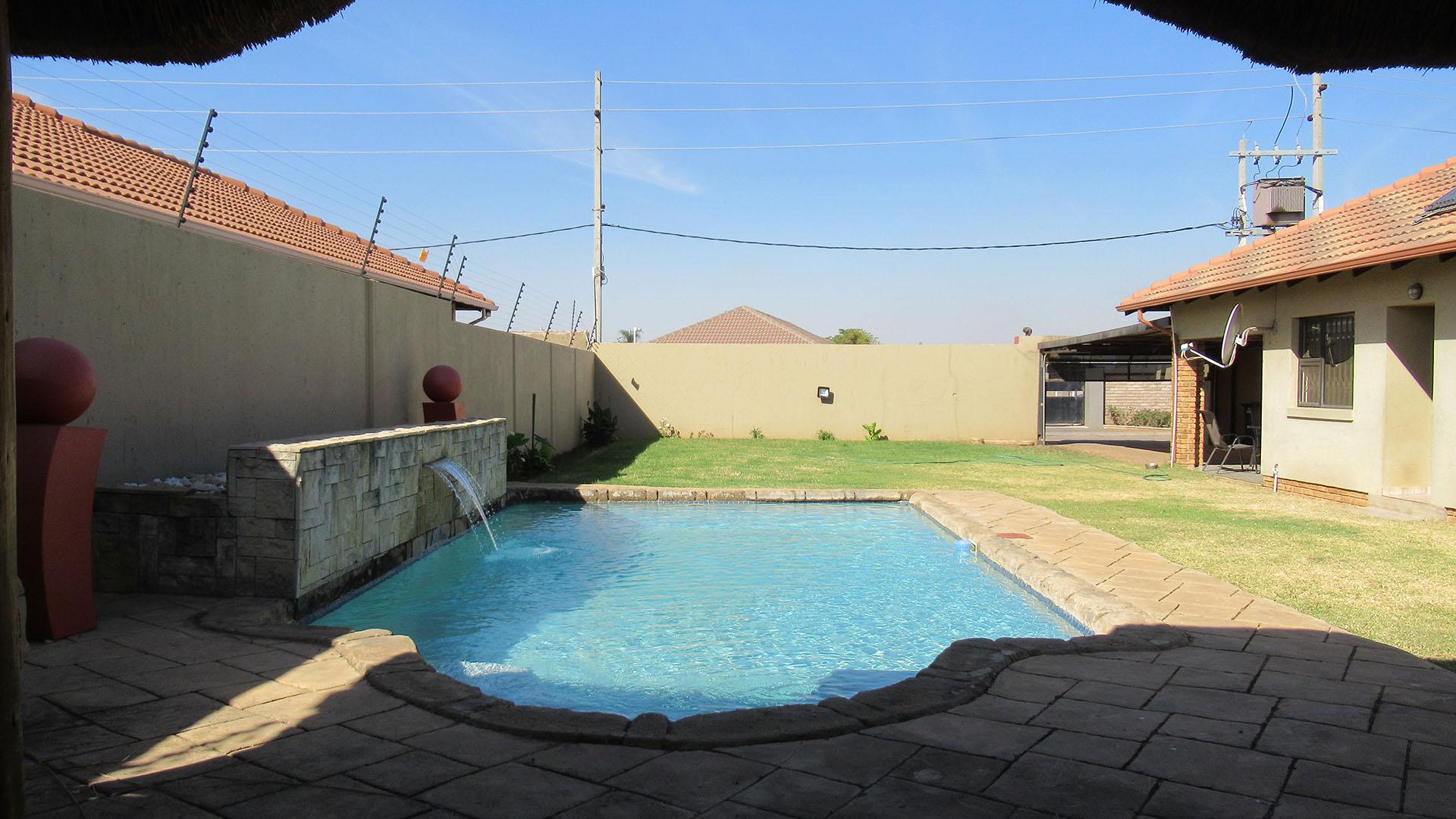 Front View of property in Azaadville Gardens