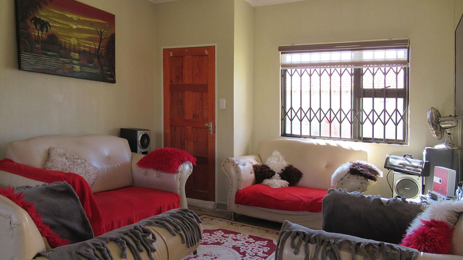 Lounges - 16 square meters of property in Azaadville Gardens