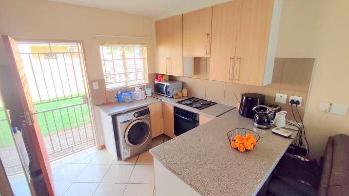 2 Bedroom Sectional Title for Sale For Sale in Monavoni - MR632878