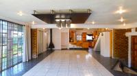 Lounges - 32 square meters of property in Dawncrest