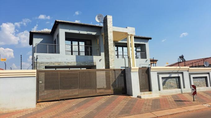 4 Bedroom House for Sale For Sale in The Orchards - MR632911
