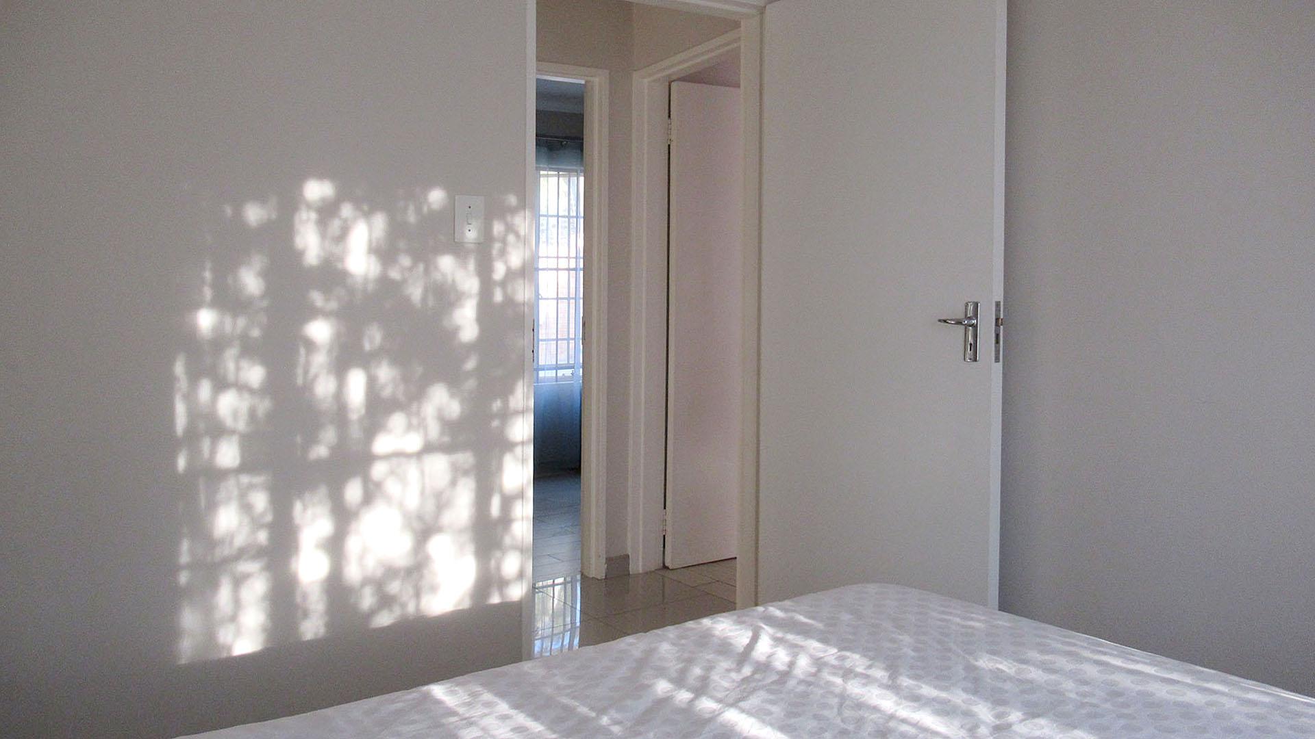 Bed Room 1 - 10 square meters of property in Wilgeheuwel 