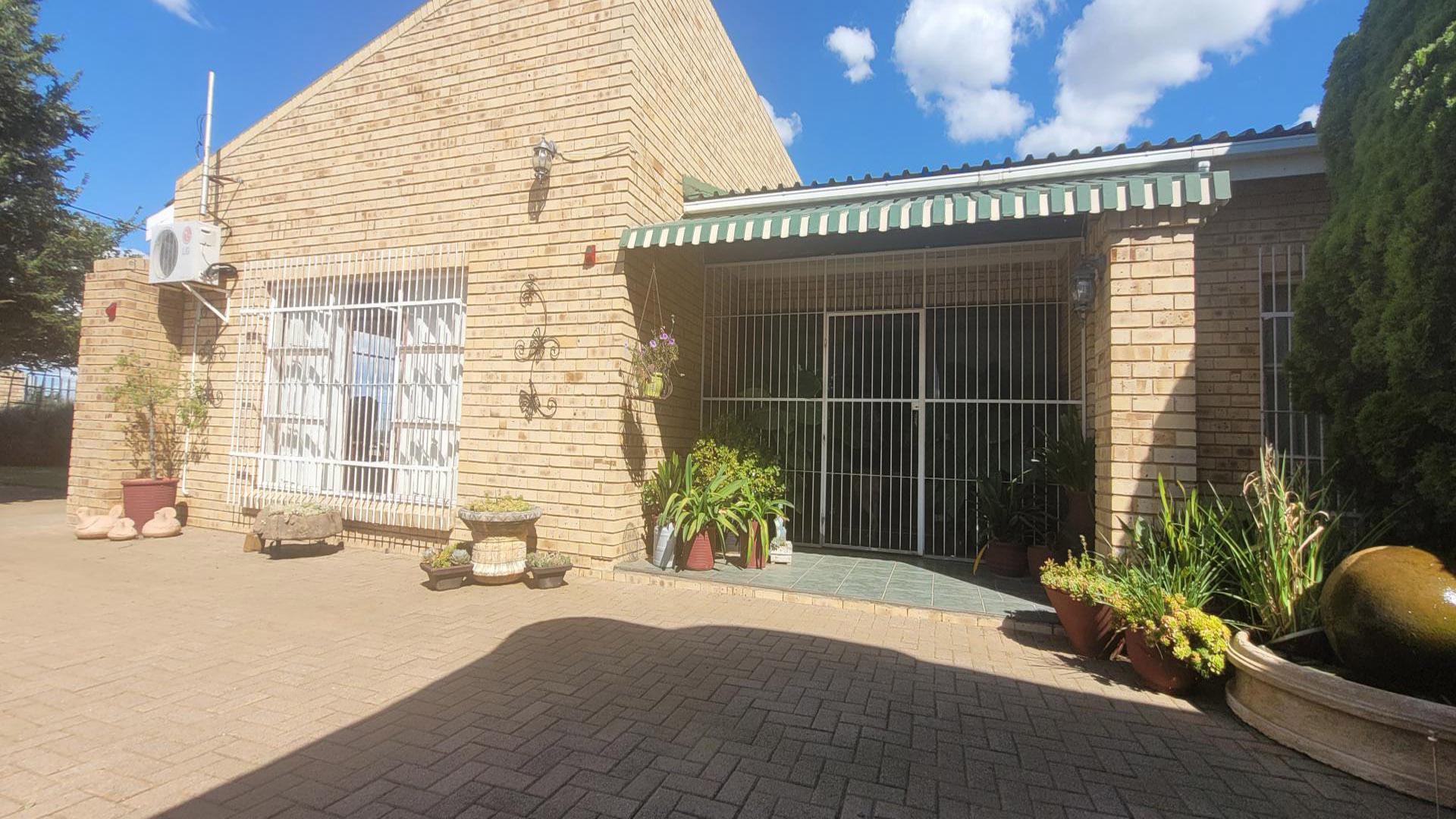 Front View of property in Dagbreek