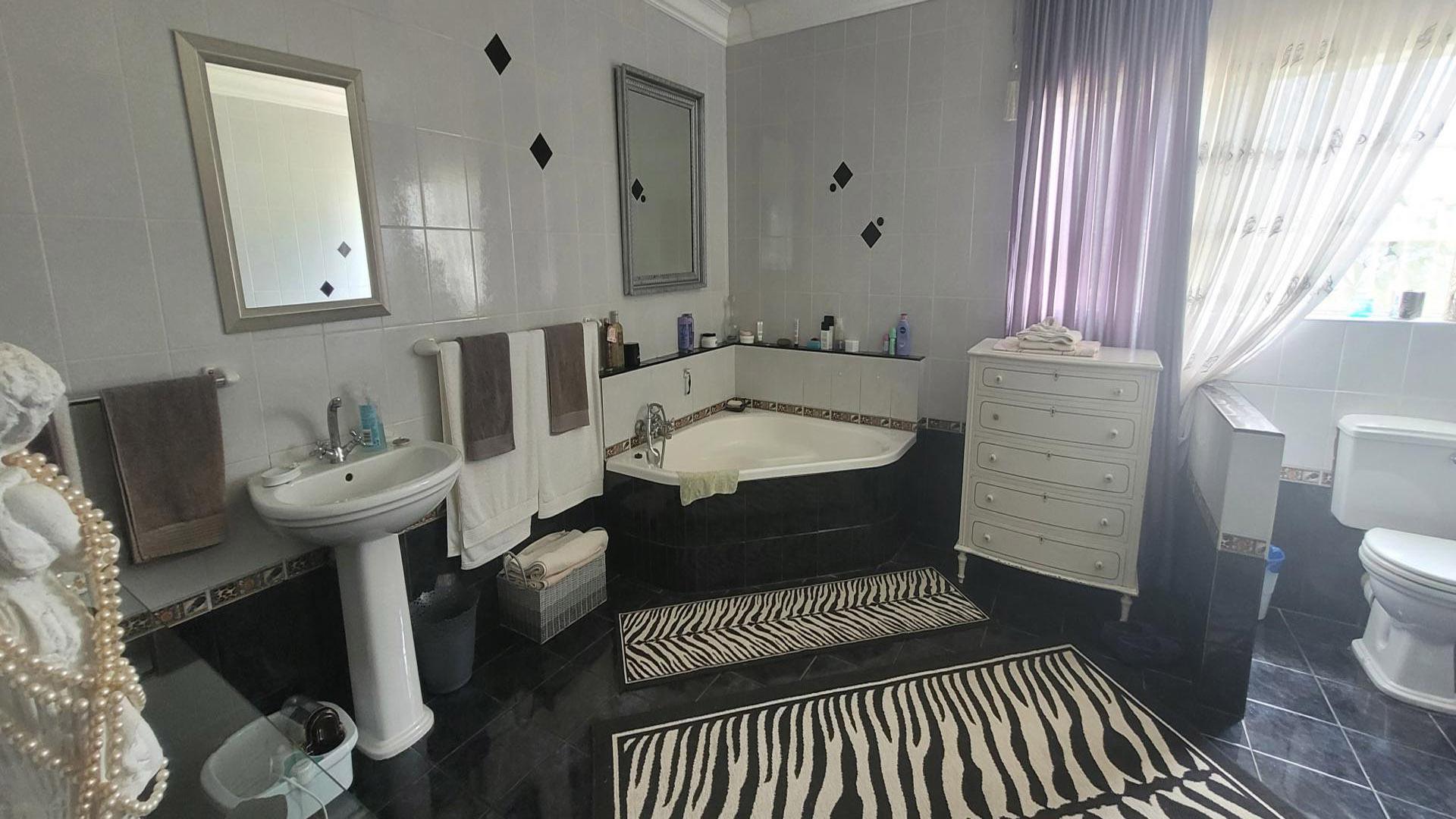 Bathroom 1 of property in Dagbreek