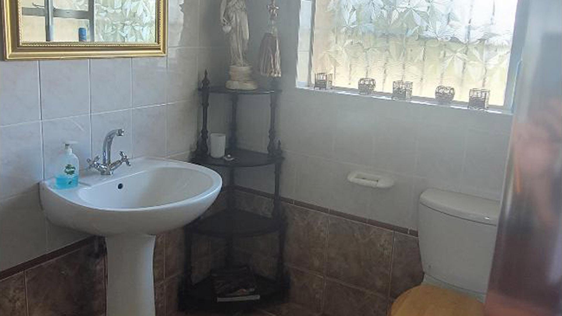 Bathroom 3+ of property in Dagbreek