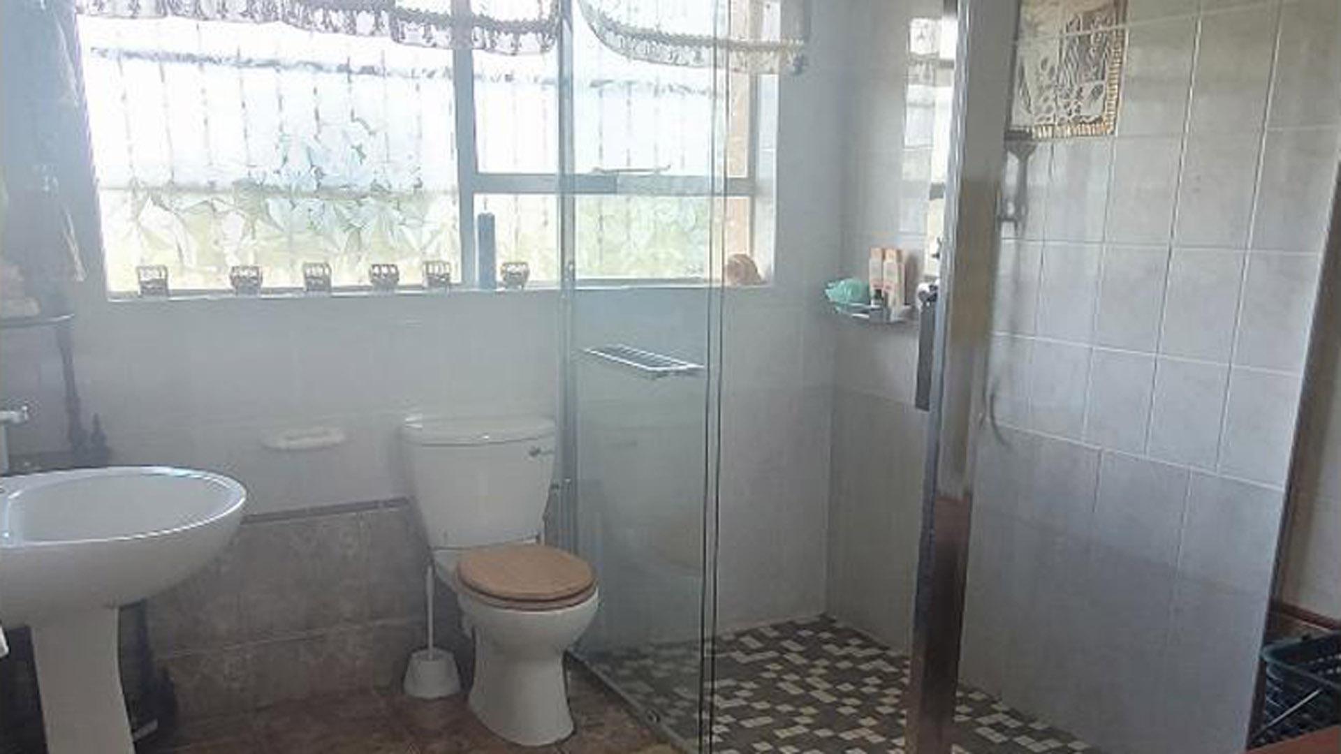 Bathroom 3+ of property in Dagbreek