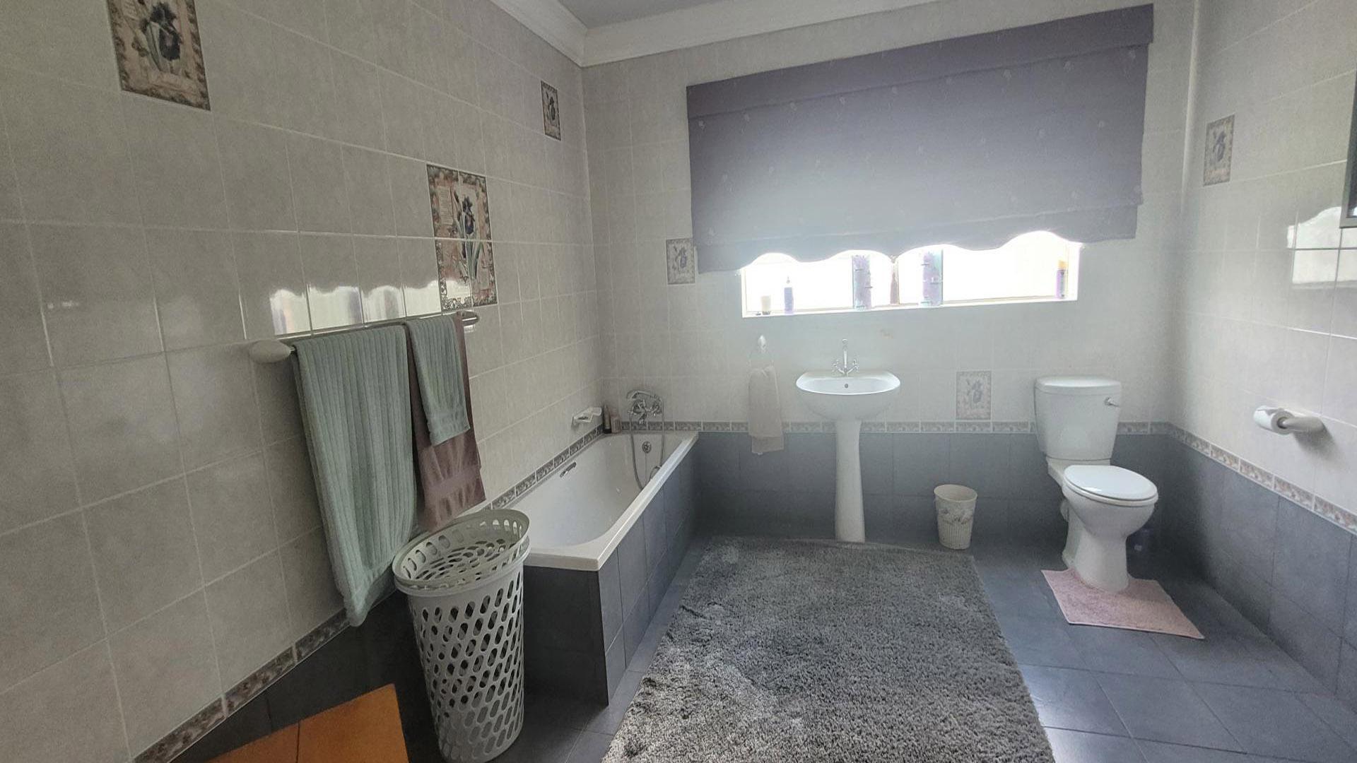 Bathroom 2 of property in Dagbreek