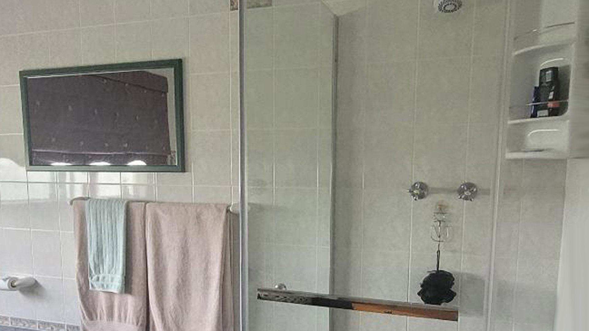 Bathroom 3+ of property in Dagbreek